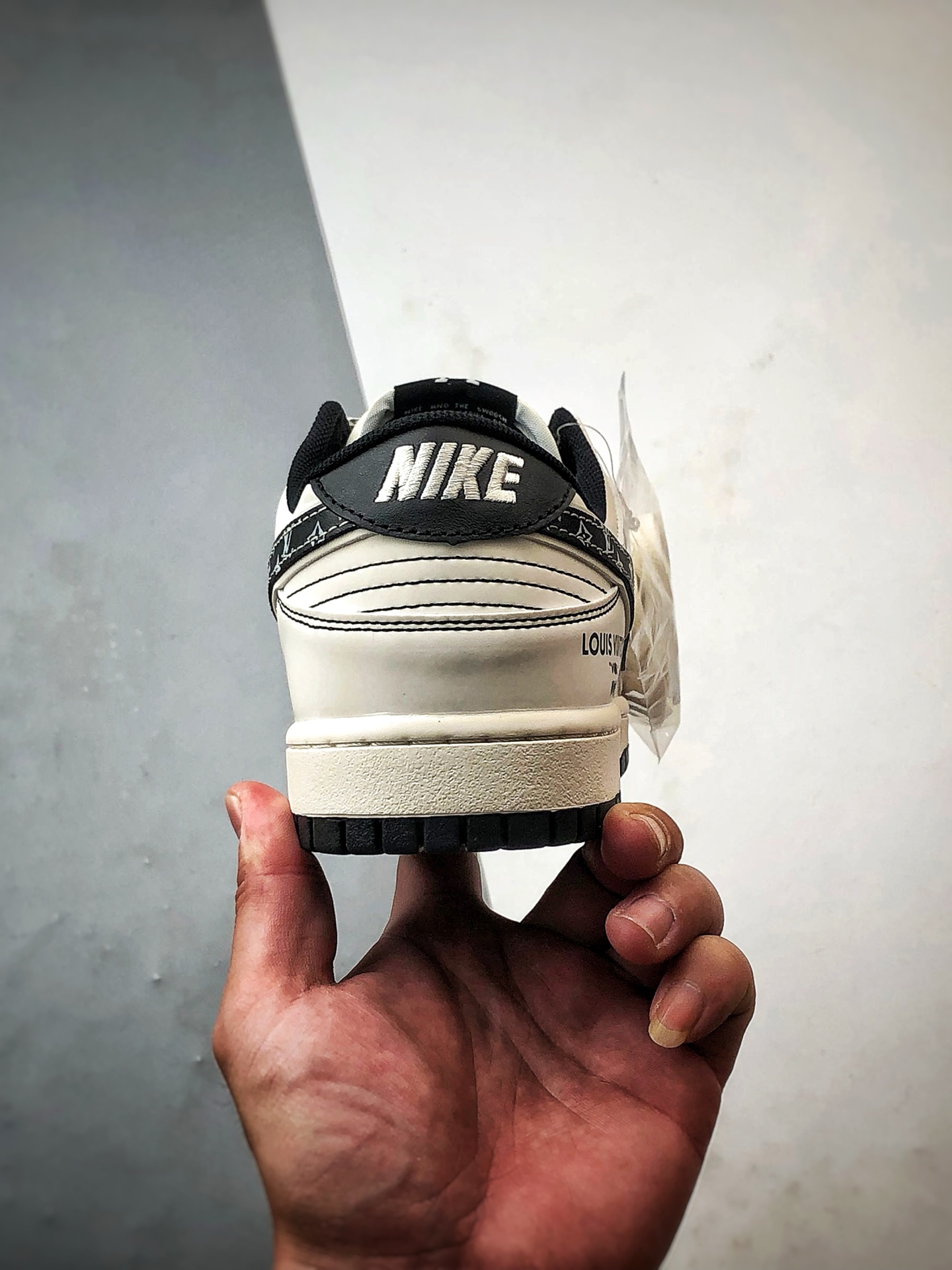 Air Jordan 1 Low OG ”高端定制” LV白灰黑印花钩 YX5066-365-莆田鞋,莆田鞋货源,高仿鞋,高仿鞋货源,安福档口,莆田高仿鞋,莆田鞋批发,高仿鞋批发,莆田高仿运动鞋,高仿运动鞋,莆田运动鞋 Air Jordan 1 Low OG ”高端定制” LV白灰黑印花钩 YX5066-365