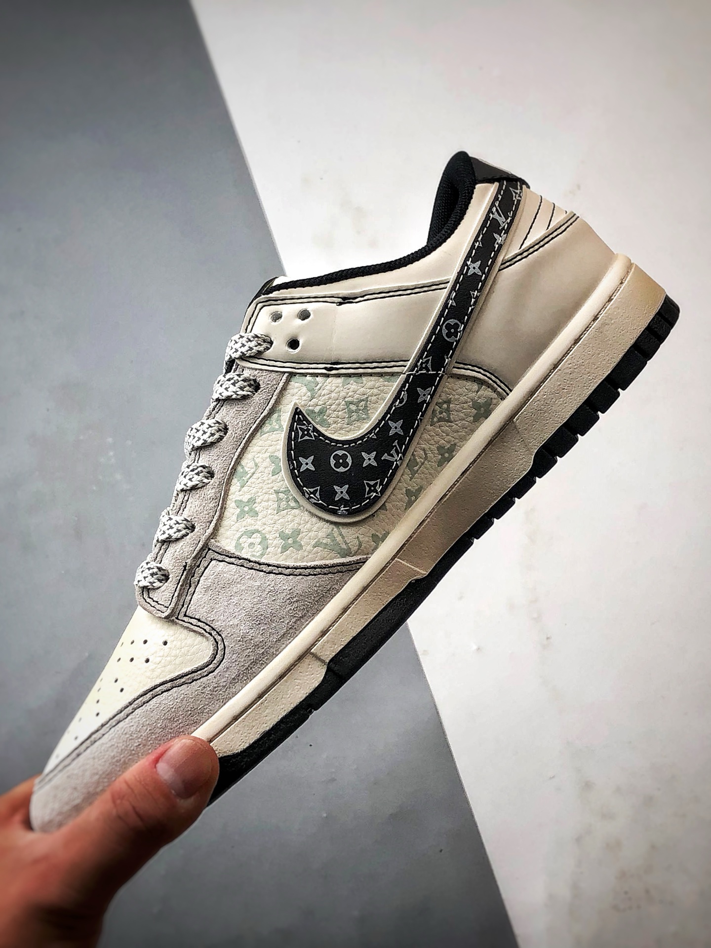 Air Jordan 1 Low OG ”高端定制” LV白灰黑印花钩 YX5066-365-莆田鞋,莆田鞋货源,高仿鞋,高仿鞋货源,安福档口,莆田高仿鞋,莆田鞋批发,高仿鞋批发,莆田高仿运动鞋,高仿运动鞋,莆田运动鞋 Air Jordan 1 Low OG ”高端定制” LV白灰黑印花钩 YX5066-365