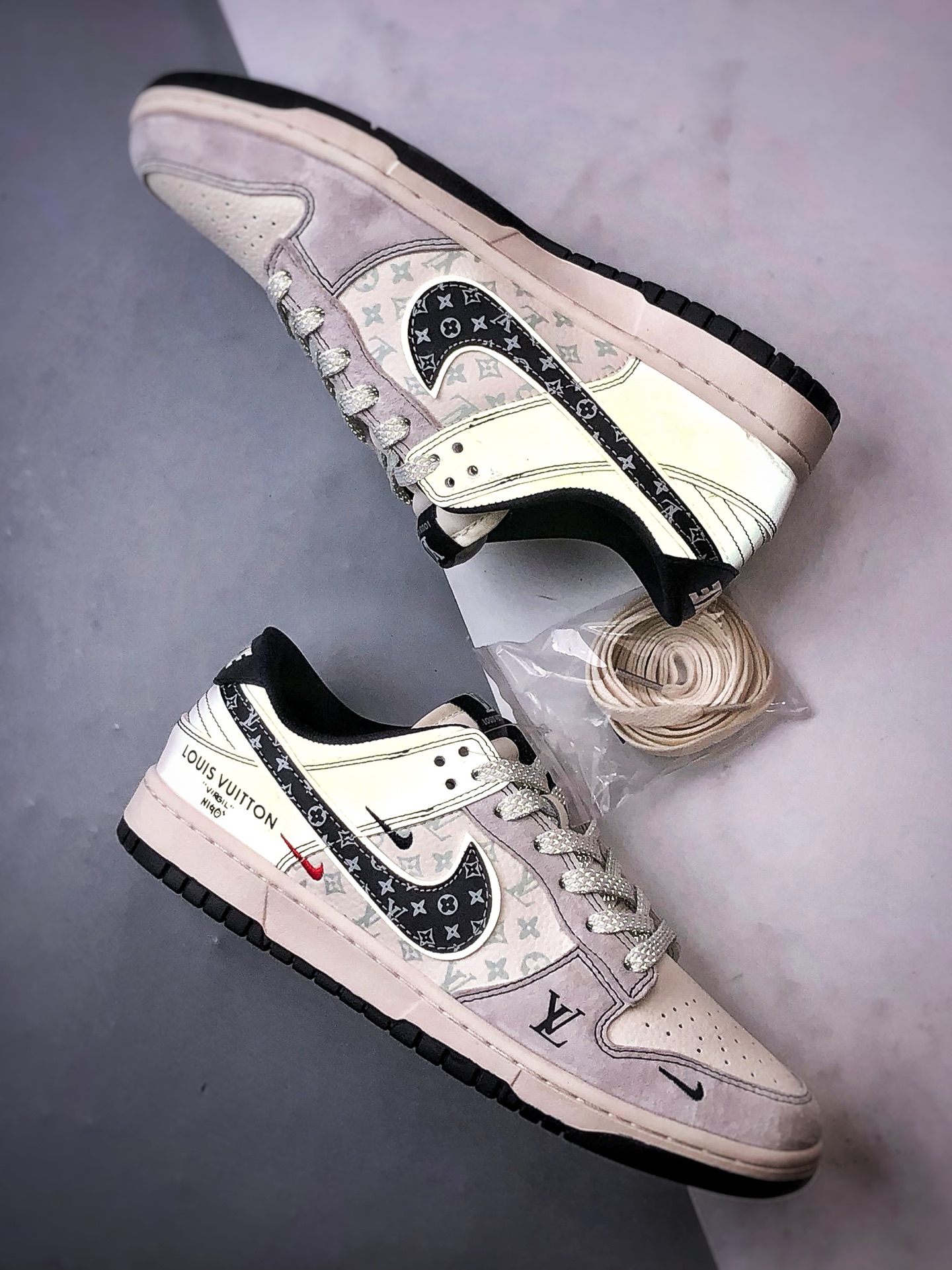 Air Jordan 1 Low OG ”高端定制” LV白灰黑印花钩 YX5066-365-莆田鞋,莆田鞋货源,高仿鞋,高仿鞋货源,安福档口,莆田高仿鞋,莆田鞋批发,高仿鞋批发,莆田高仿运动鞋,高仿运动鞋,莆田运动鞋 Air Jordan 1 Low OG ”高端定制” LV白灰黑印花钩 YX5066-365