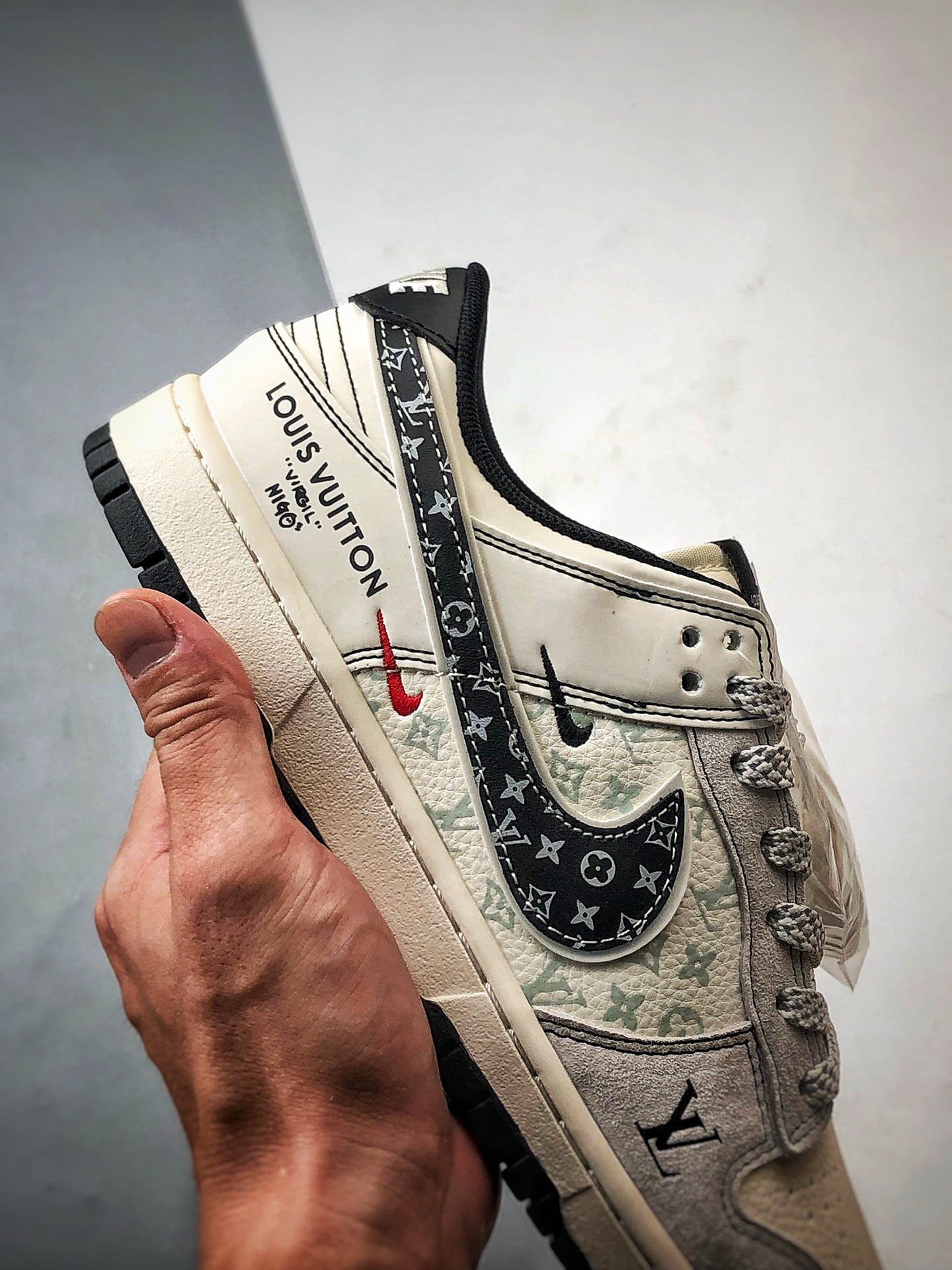 Air Jordan 1 Low OG ”高端定制” LV白灰黑印花钩 YX5066-365-莆田鞋,莆田鞋货源,高仿鞋,高仿鞋货源,安福档口,莆田高仿鞋,莆田鞋批发,高仿鞋批发,莆田高仿运动鞋,高仿运动鞋,莆田运动鞋 Air Jordan 1 Low OG ”高端定制” LV白灰黑印花钩 YX5066-365