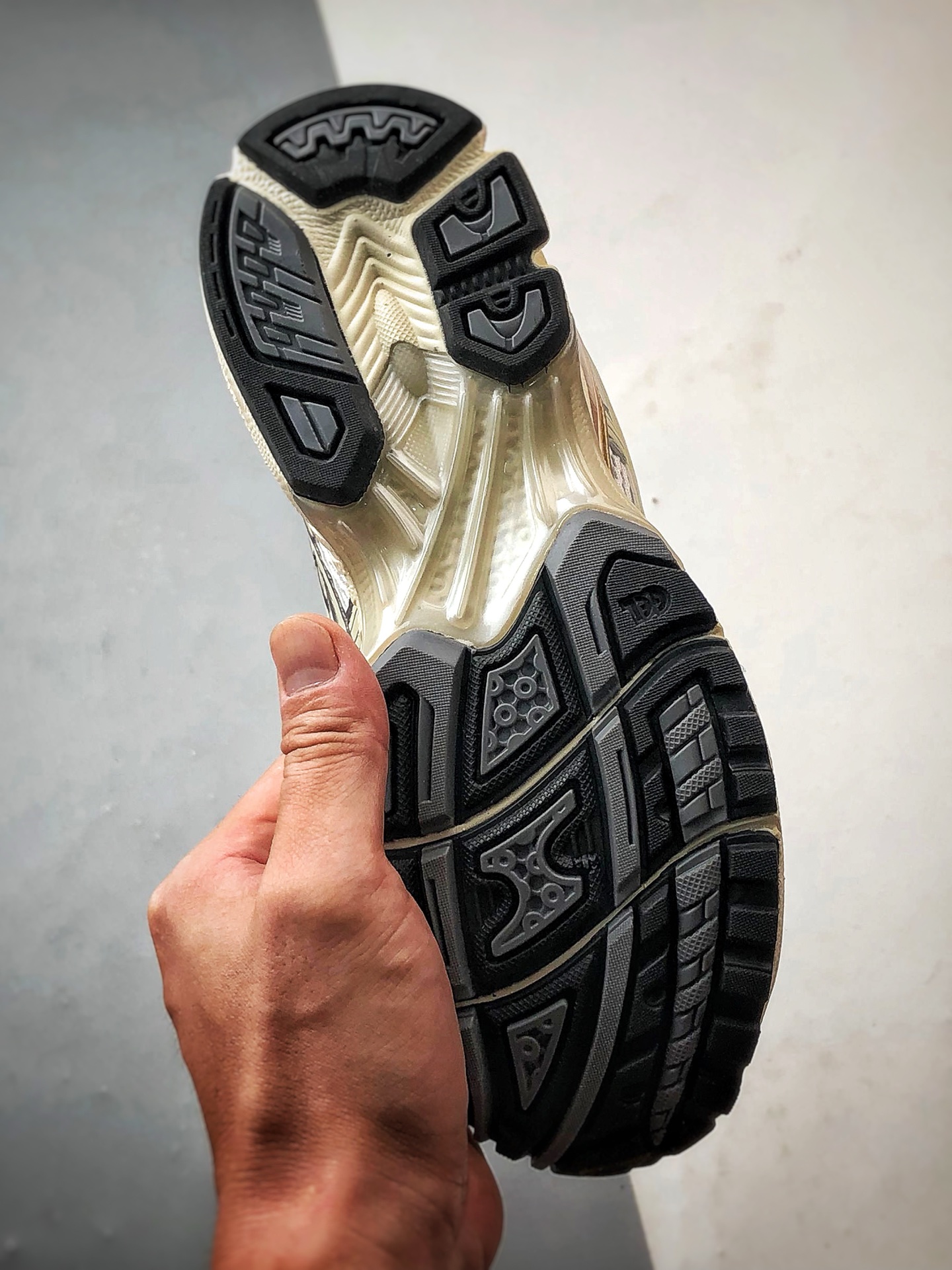 Asics Gel-Kayano 14 金银白 亚瑟士14代 纳米纤维气垫百搭休闲运动慢跑鞋 1203A537-104