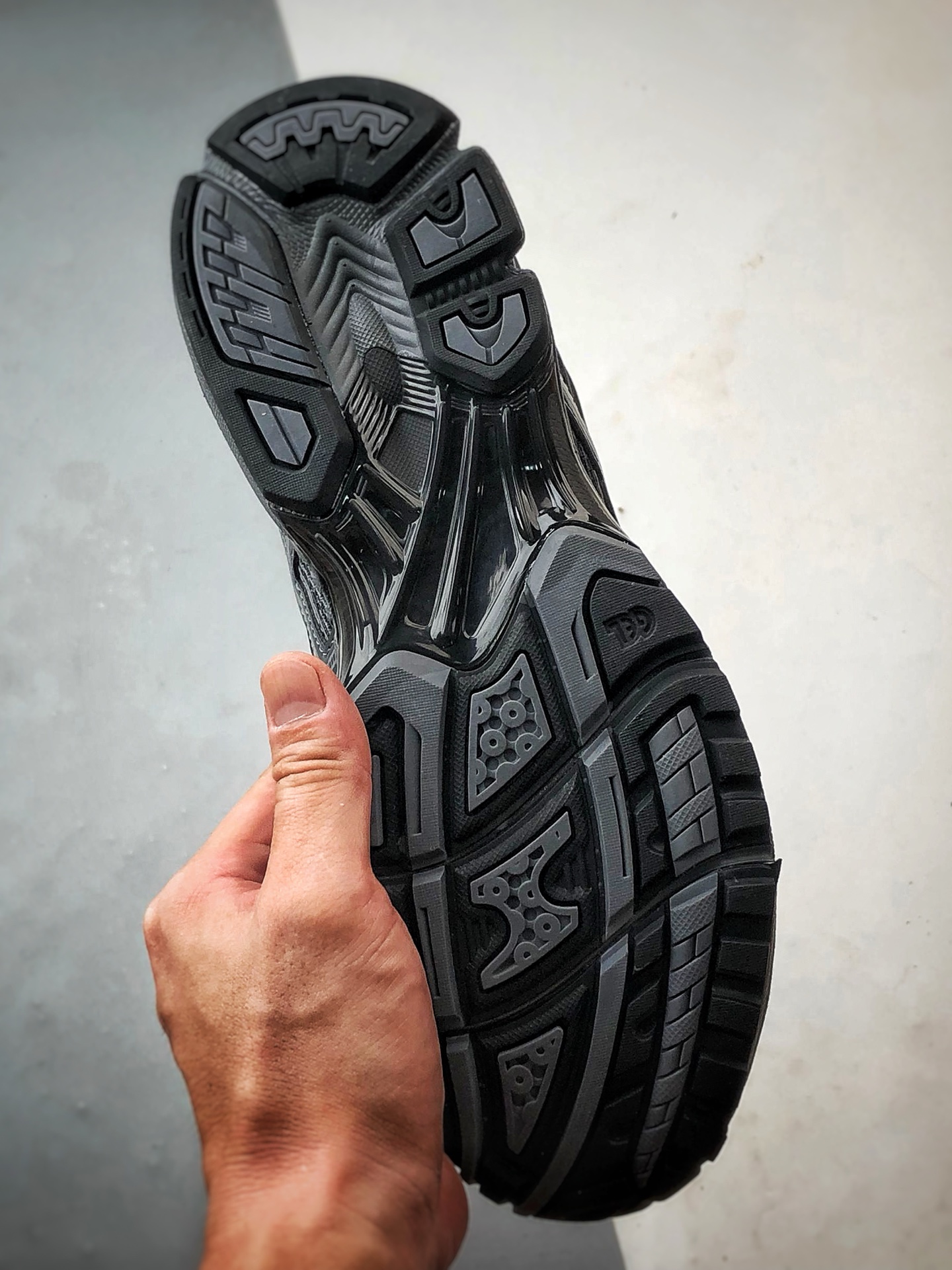 Haven x Asics Gel-Nimbus 10.1 阴阳黑灰 亚瑟士复古先锋潮流拼接休闲跑步鞋 1203A696-001