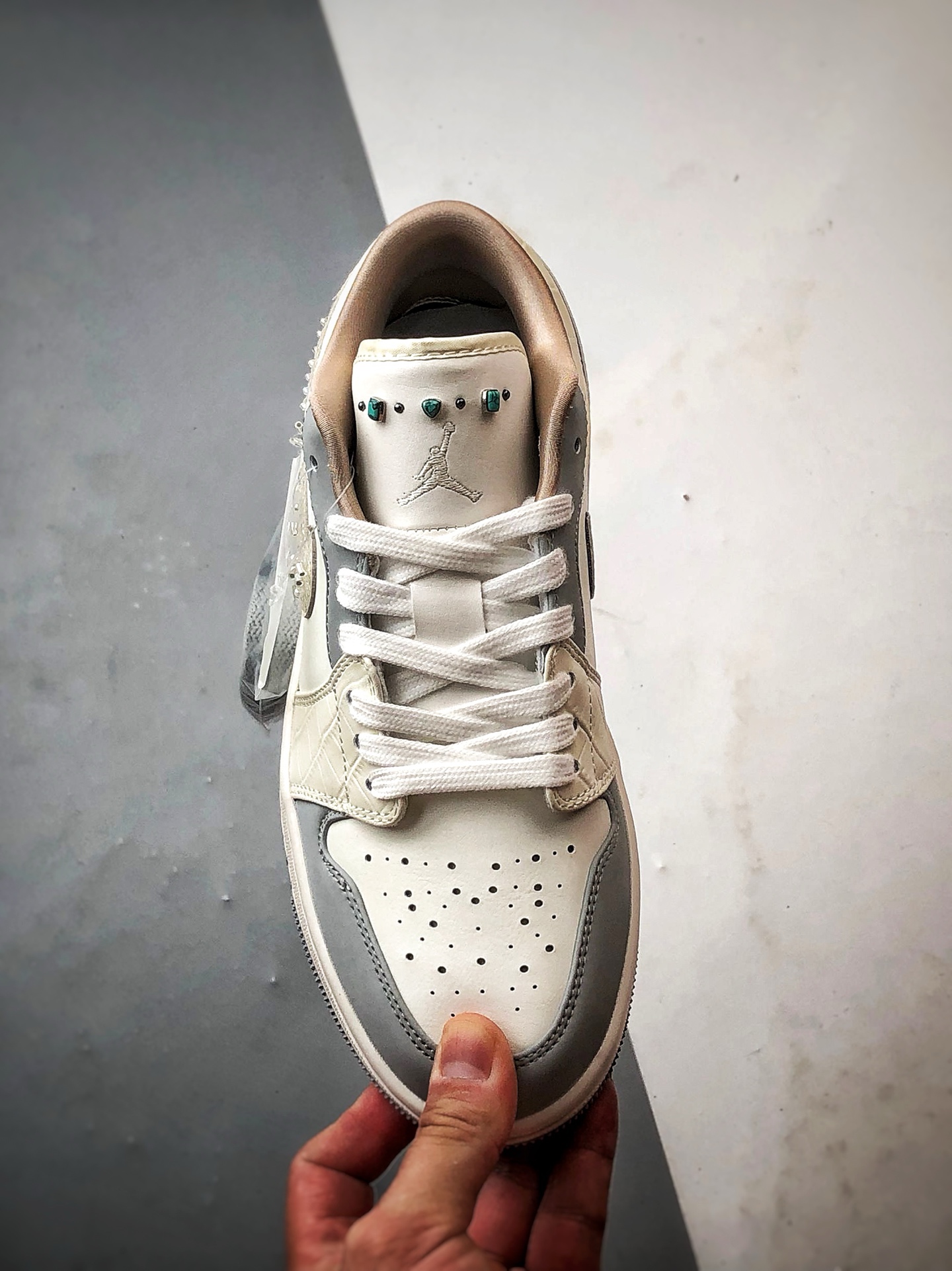 Air Jordan 1 Low 米灰亮片钩 IH7323-100