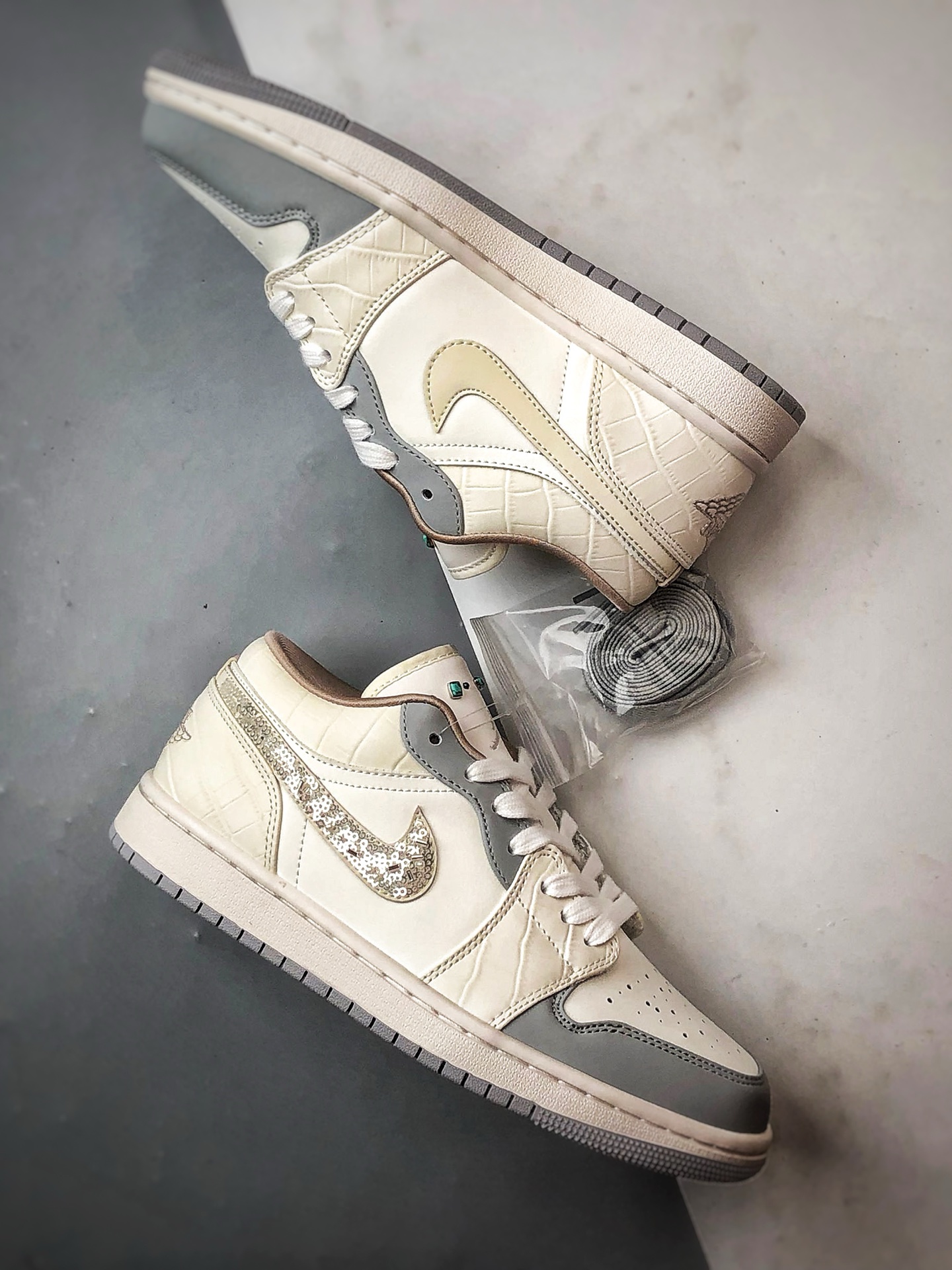 Air Jordan 1 Low 米灰亮片钩 IH7323-100
