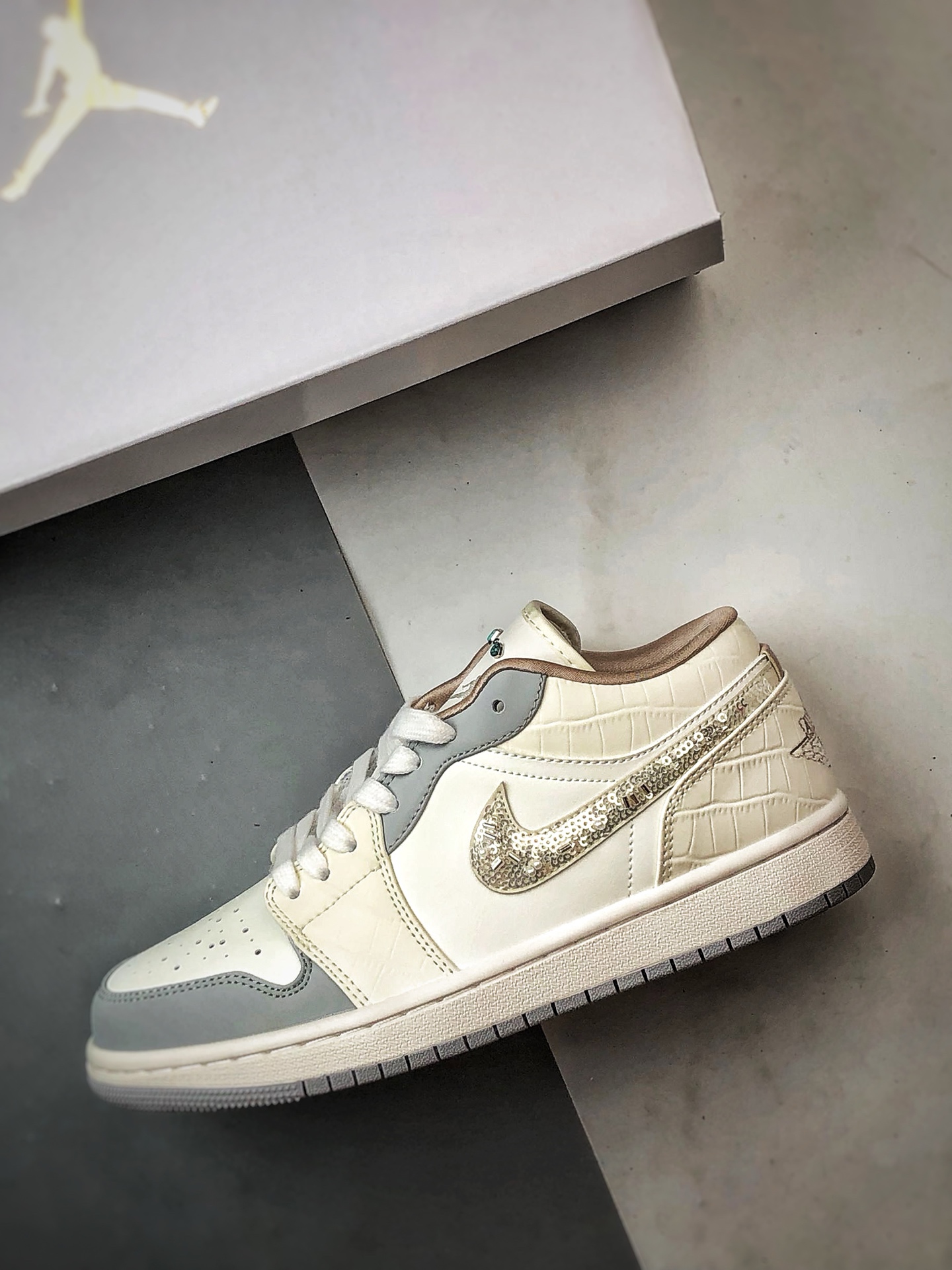 Air Jordan 1 Low 米灰亮片钩 IH7323-100