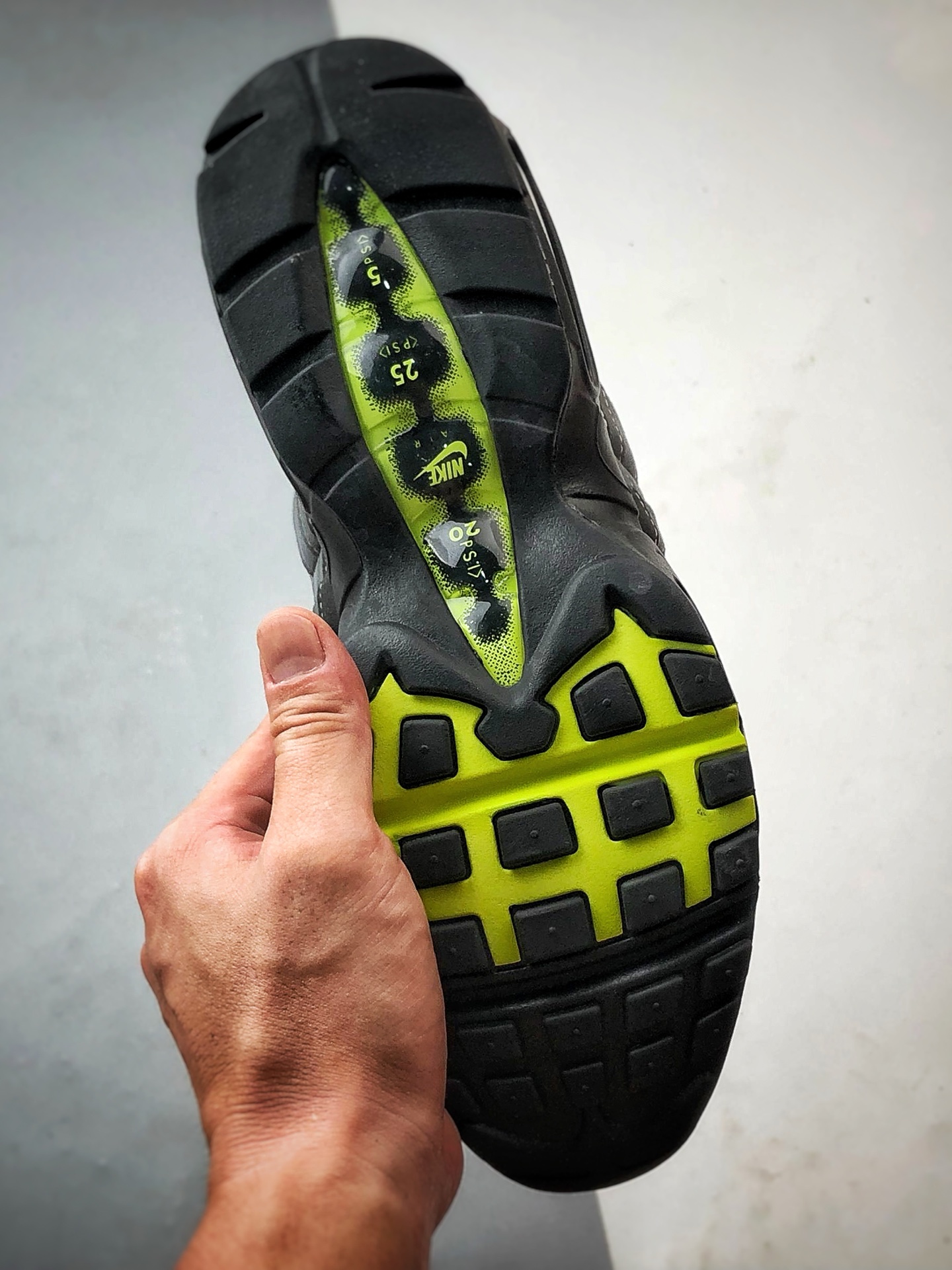 NK Air Max 95 黑灰绿 外贸原单 织物气垫轻便低帮跑步鞋 307960-002-莆田鞋,莆田鞋货源,高仿鞋,高仿鞋货源,安福档口,莆田高仿鞋,莆田鞋批发,高仿鞋批发,莆田高仿运动鞋,高仿运动鞋,莆田运动鞋 NK Air Max 95 黑灰绿 外贸原单 织物气垫轻便低帮跑步鞋 307960-002