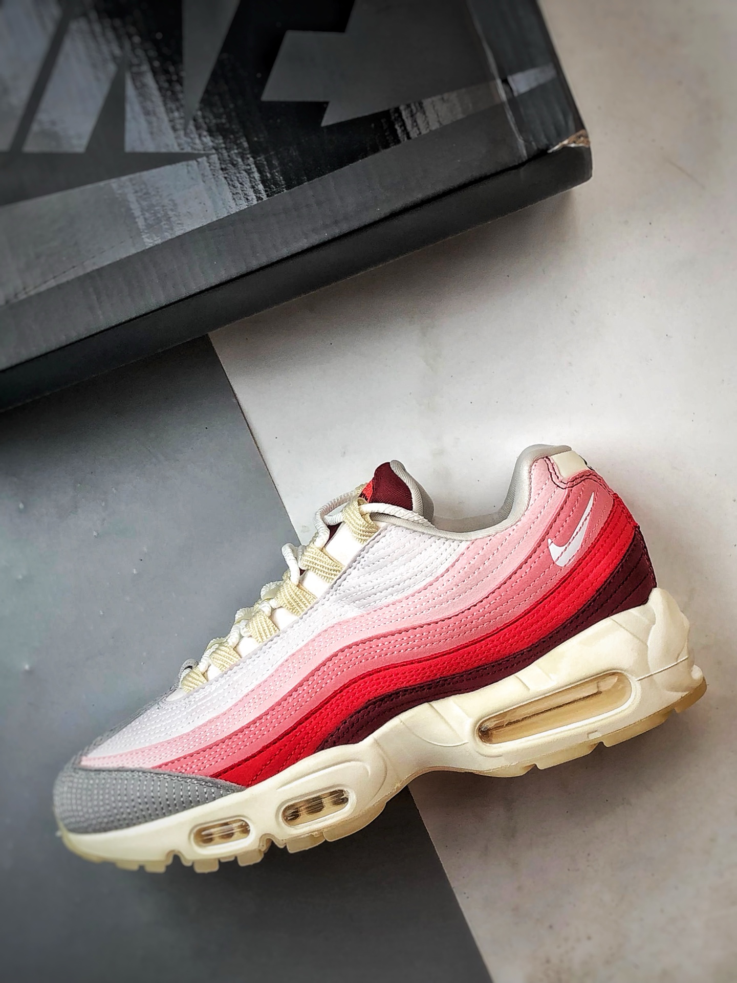 NK Air Max 95 灰红 外贸原单 织物气垫轻便低帮跑步鞋 DM0012-600