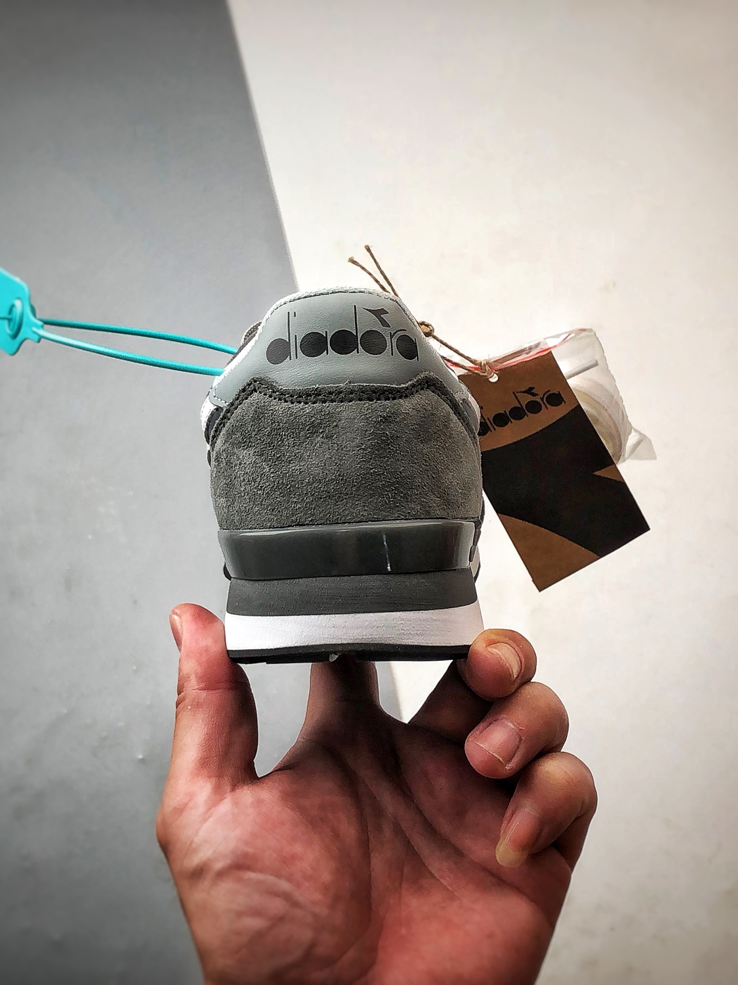 Diadora迪亚多纳 Camaro 碳灰白 运动舒适透气低帮复古休闲鞋-莆田鞋,莆田鞋货源,高仿鞋,高仿鞋货源,安福档口,莆田高仿鞋,莆田鞋批发,高仿鞋批发,莆田高仿运动鞋,高仿运动鞋,莆田运动鞋 Diadora迪亚多纳 Camaro 碳灰白 运动舒适透气低帮复古休闲鞋