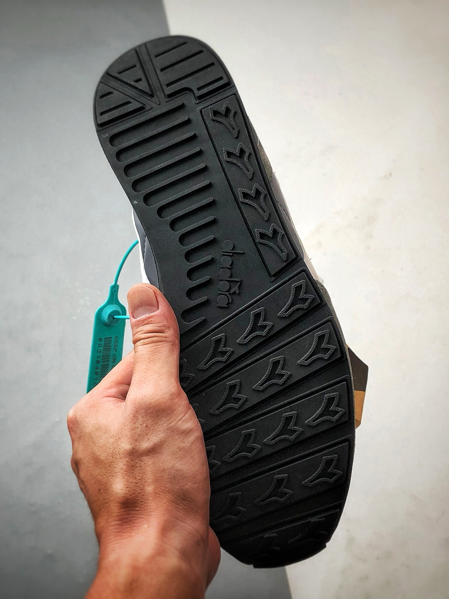 Diadora迪亚多纳 Camaro 碳灰白 运动舒适透气低帮复古休闲鞋-莆田鞋,莆田鞋货源,高仿鞋,高仿鞋货源,安福档口,莆田高仿鞋,莆田鞋批发,高仿鞋批发,莆田高仿运动鞋,高仿运动鞋,莆田运动鞋 Diadora迪亚多纳 Camaro 碳灰白 运动舒适透气低帮复古休闲鞋