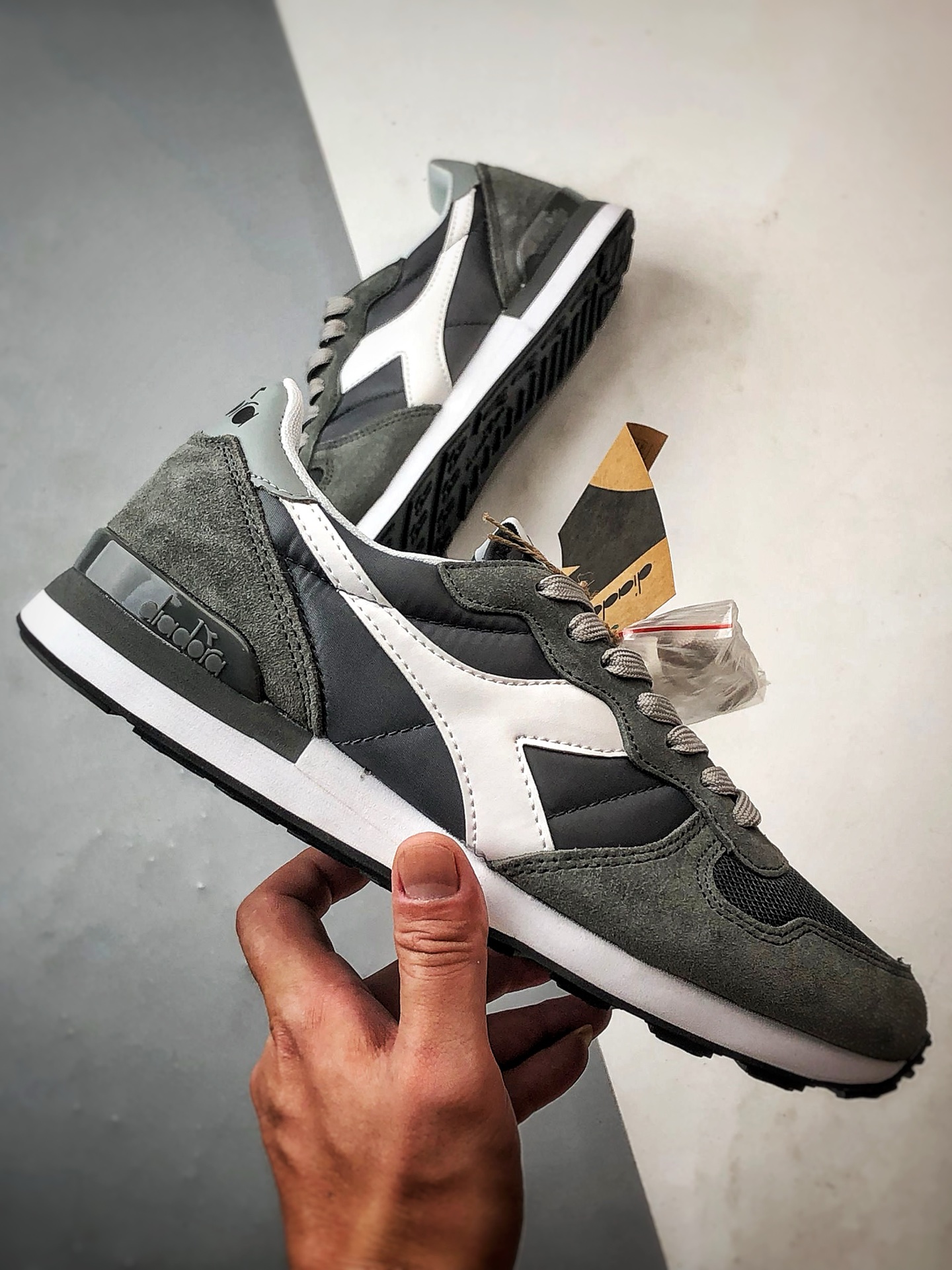 Diadora迪亚多纳 Camaro 碳灰白 运动舒适透气低帮复古休闲鞋-莆田鞋,莆田鞋货源,高仿鞋,高仿鞋货源,安福档口,莆田高仿鞋,莆田鞋批发,高仿鞋批发,莆田高仿运动鞋,高仿运动鞋,莆田运动鞋 Diadora迪亚多纳 Camaro 碳灰白 运动舒适透气低帮复古休闲鞋