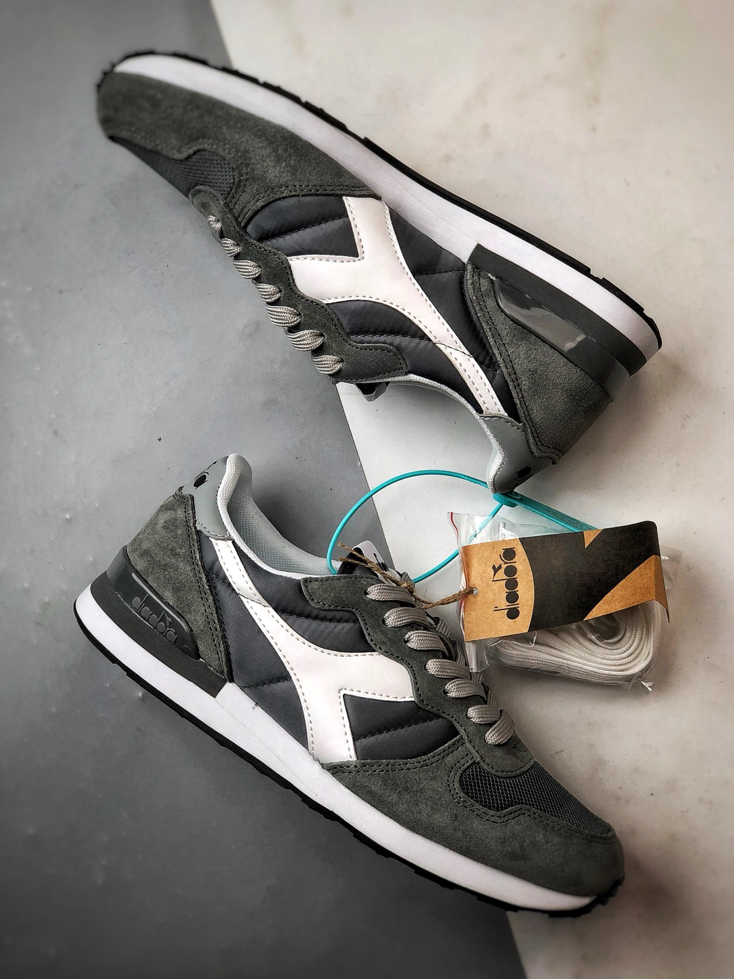 Diadora迪亚多纳 Camaro 碳灰白 运动舒适透气低帮复古休闲鞋-莆田鞋,莆田鞋货源,高仿鞋,高仿鞋货源,安福档口,莆田高仿鞋,莆田鞋批发,高仿鞋批发,莆田高仿运动鞋,高仿运动鞋,莆田运动鞋 Diadora迪亚多纳 Camaro 碳灰白 运动舒适透气低帮复古休闲鞋