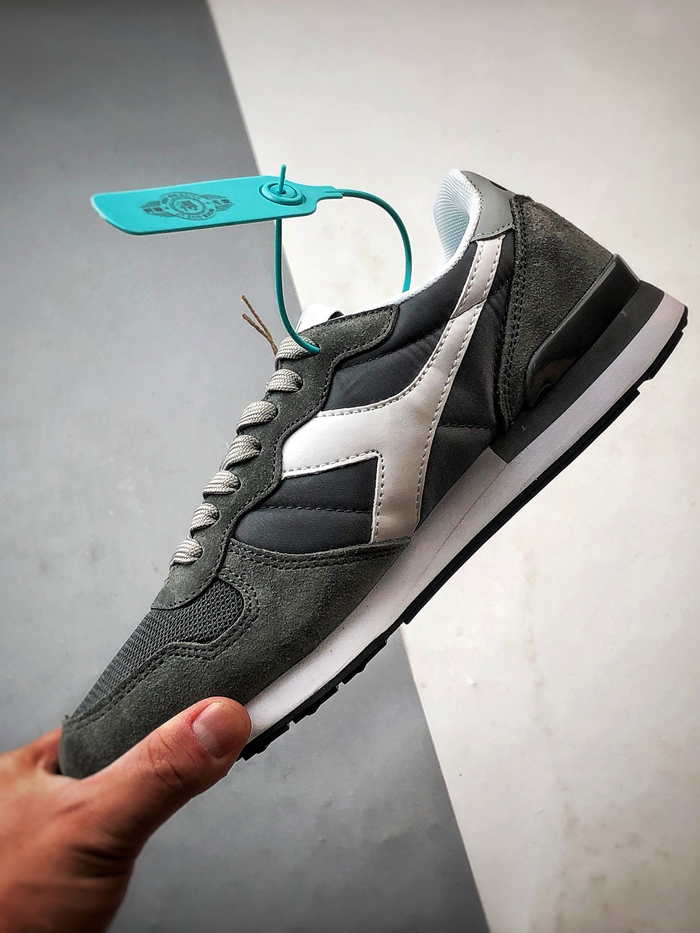 Diadora迪亚多纳 Camaro 碳灰白 运动舒适透气低帮复古休闲鞋-莆田鞋,莆田鞋货源,高仿鞋,高仿鞋货源,安福档口,莆田高仿鞋,莆田鞋批发,高仿鞋批发,莆田高仿运动鞋,高仿运动鞋,莆田运动鞋 Diadora迪亚多纳 Camaro 碳灰白 运动舒适透气低帮复古休闲鞋