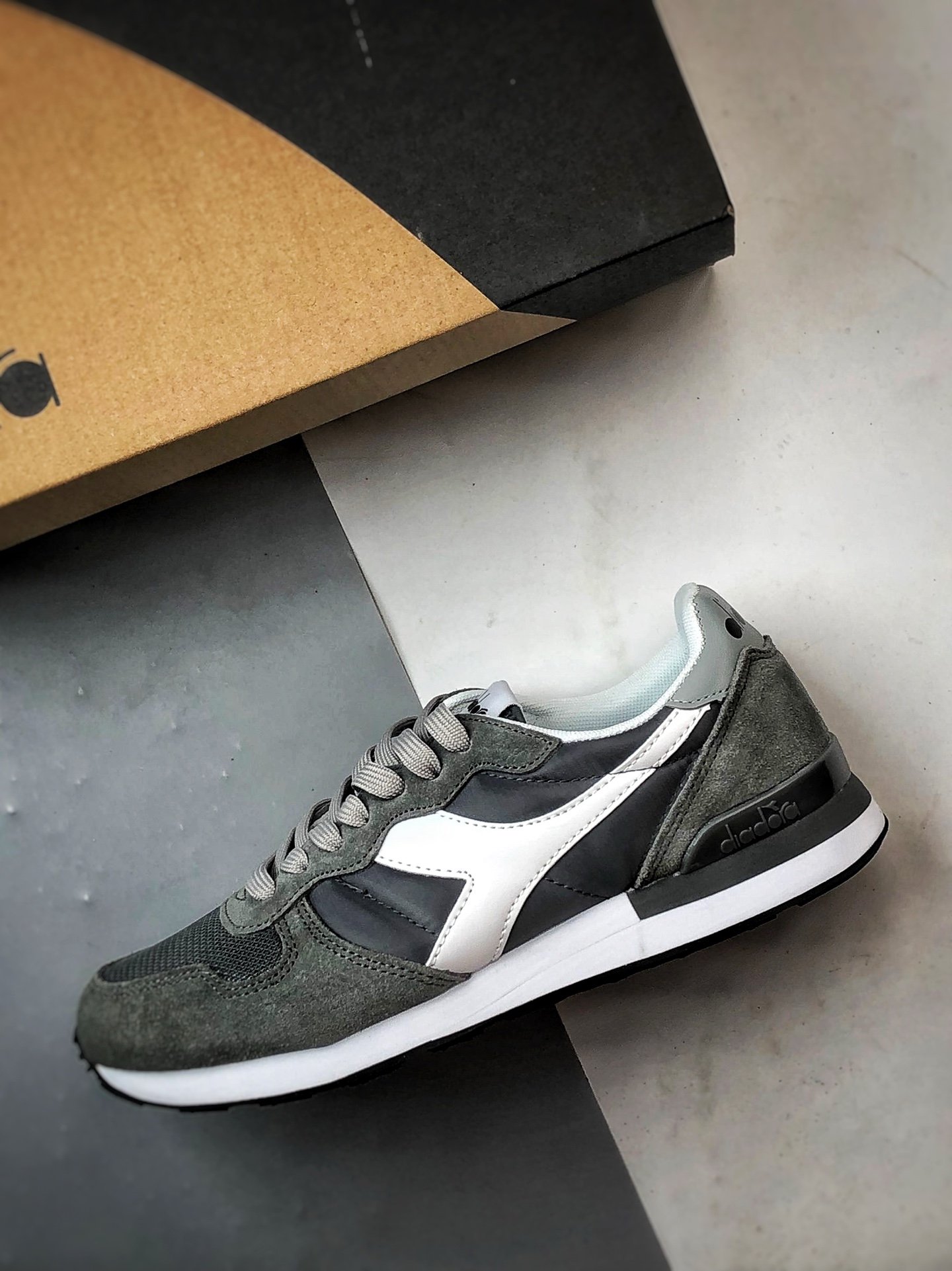 Diadora迪亚多纳 Camaro 碳灰白 运动舒适透气低帮复古休闲鞋-莆田鞋,莆田鞋货源,高仿鞋,高仿鞋货源,安福档口,莆田高仿鞋,莆田鞋批发,高仿鞋批发,莆田高仿运动鞋,高仿运动鞋,莆田运动鞋 Diadora迪亚多纳 Camaro 碳灰白 运动舒适透气低帮复古休闲鞋