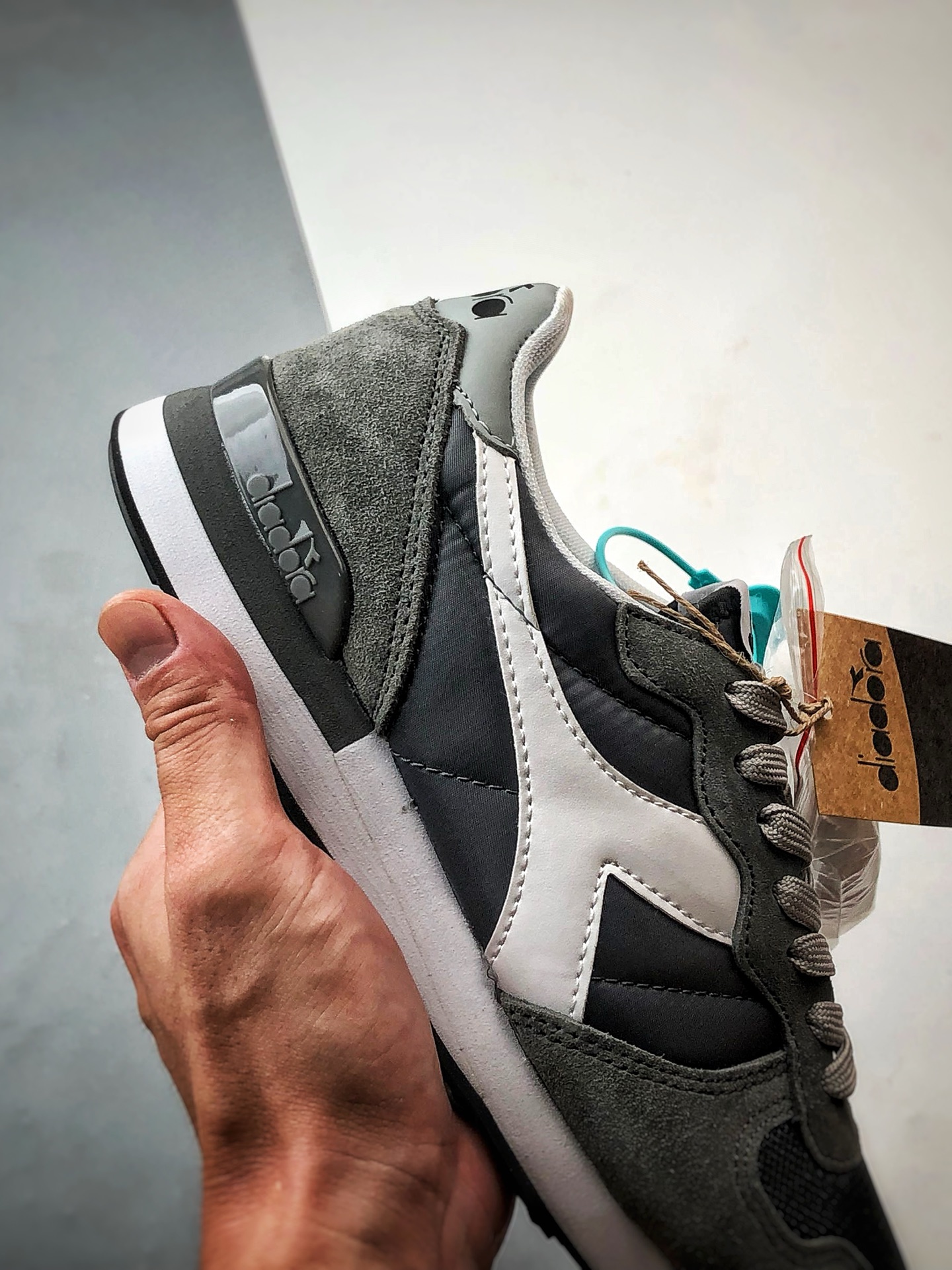 Diadora迪亚多纳 Camaro 碳灰白 运动舒适透气低帮复古休闲鞋-莆田鞋,莆田鞋货源,高仿鞋,高仿鞋货源,安福档口,莆田高仿鞋,莆田鞋批发,高仿鞋批发,莆田高仿运动鞋,高仿运动鞋,莆田运动鞋 Diadora迪亚多纳 Camaro 碳灰白 运动舒适透气低帮复古休闲鞋