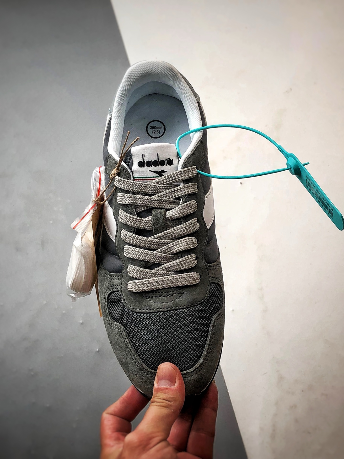 Diadora迪亚多纳 Camaro 碳灰白 运动舒适透气低帮复古休闲鞋-莆田鞋,莆田鞋货源,高仿鞋,高仿鞋货源,安福档口,莆田高仿鞋,莆田鞋批发,高仿鞋批发,莆田高仿运动鞋,高仿运动鞋,莆田运动鞋 Diadora迪亚多纳 Camaro 碳灰白 运动舒适透气低帮复古休闲鞋