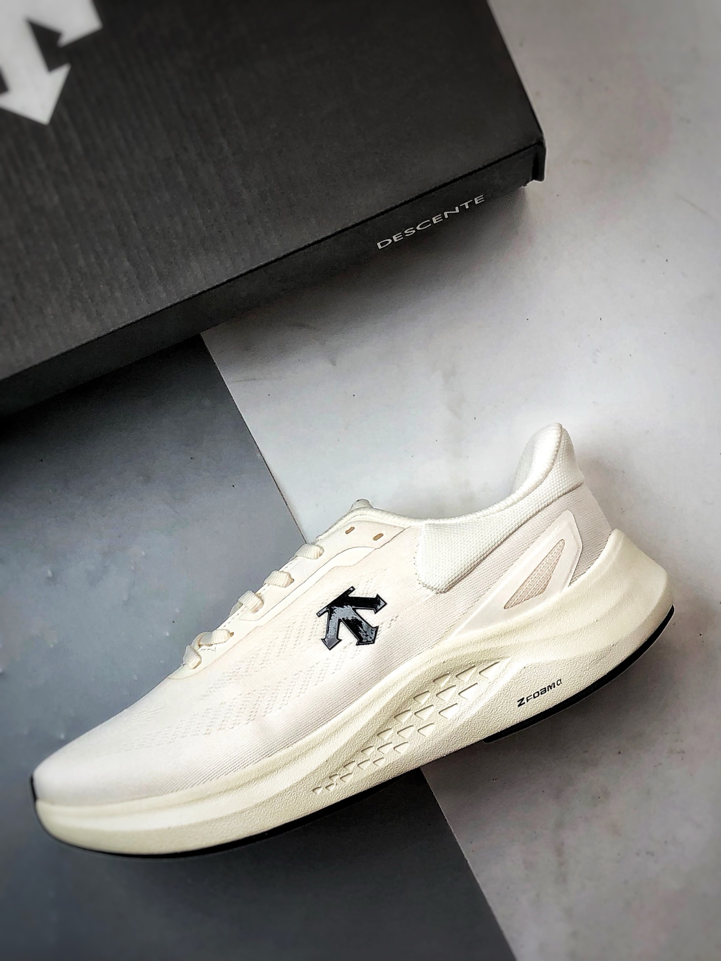 Descente迪桑特 Run Step 米白 轻量化网面舒适透气休闲运动跑步鞋