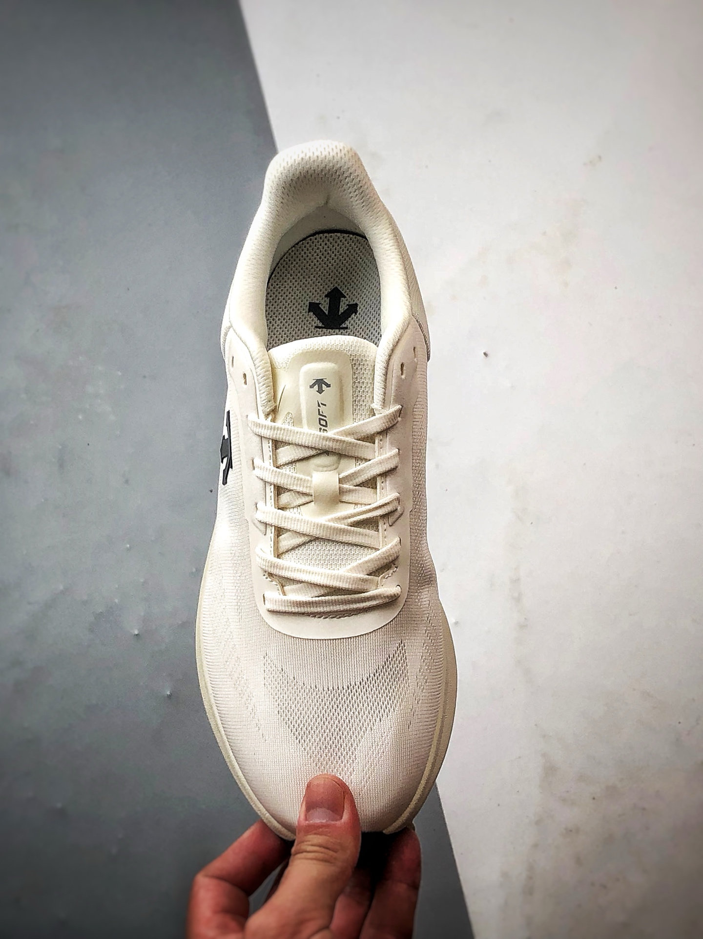 Descente迪桑特 Run Step 米白 轻量化网面舒适透气休闲运动跑步鞋