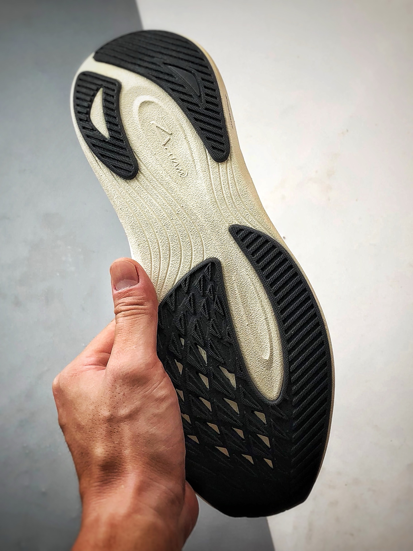 Descente迪桑特 Run Step 米白 轻量化网面舒适透气休闲运动跑步鞋