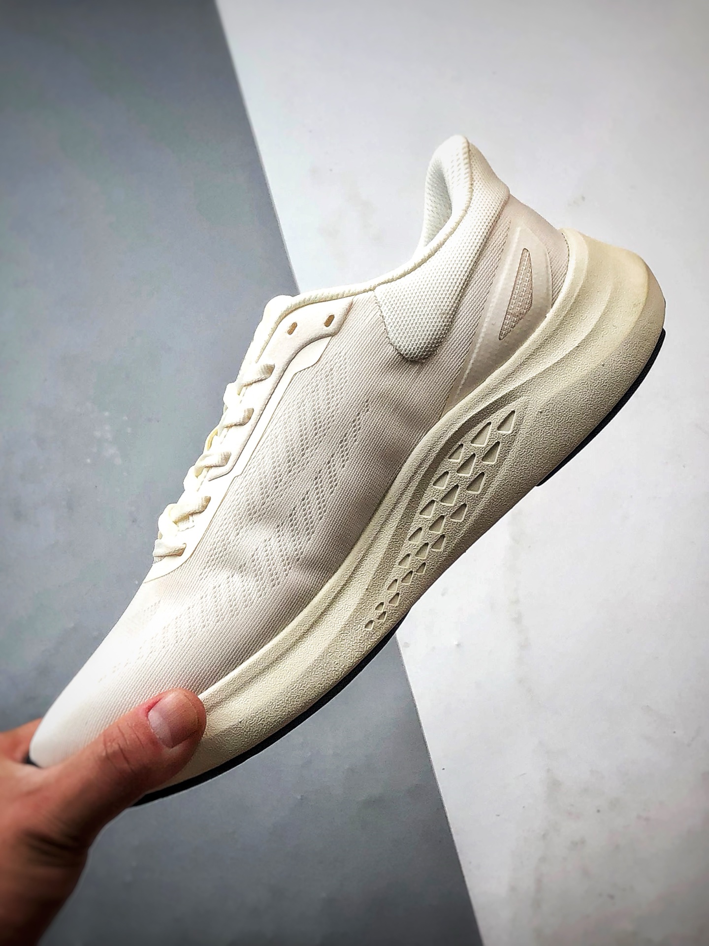 Descente迪桑特 Run Step 米白 轻量化网面舒适透气休闲运动跑步鞋