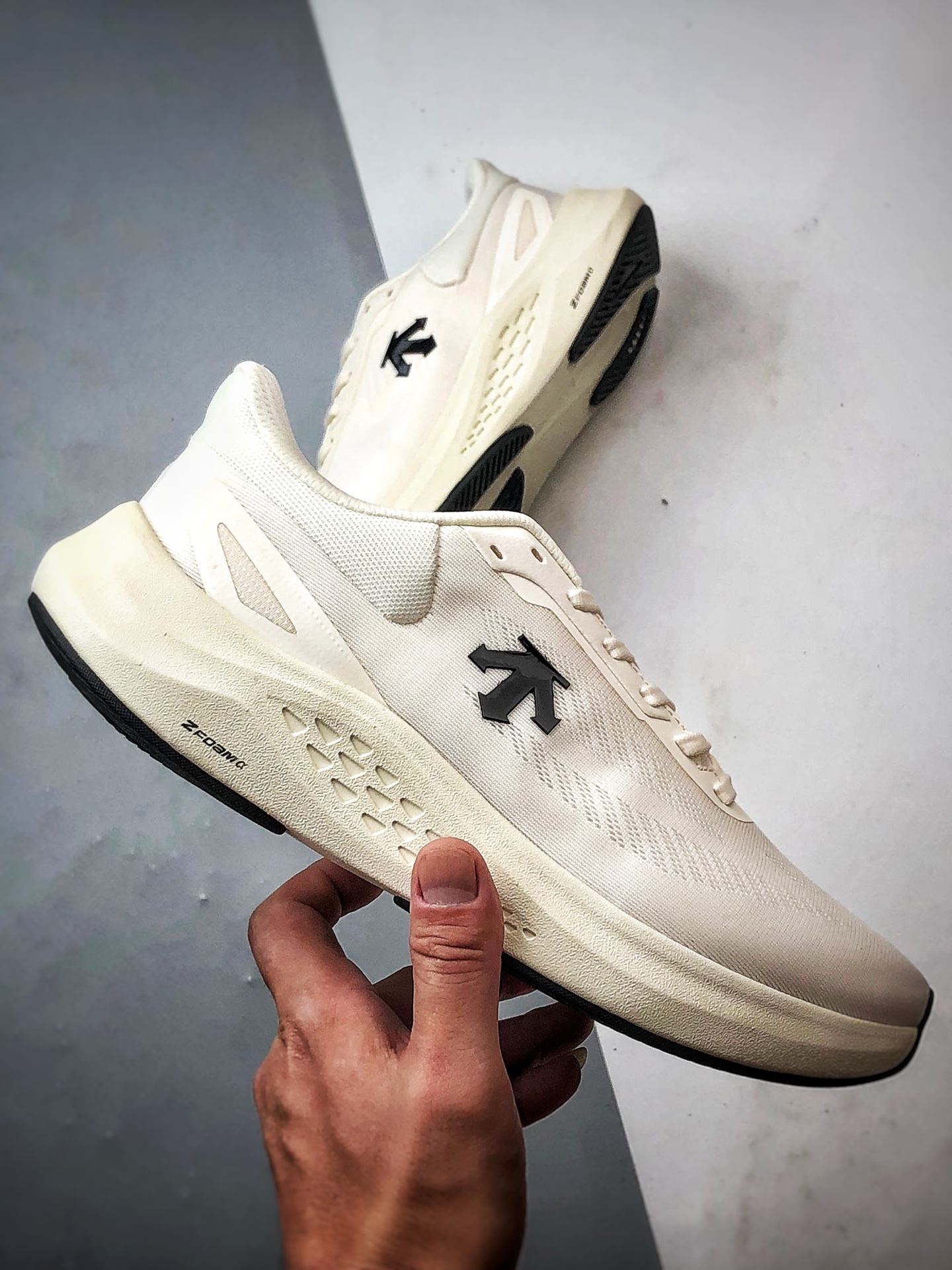 Descente迪桑特 Run Step 米白 轻量化网面舒适透气休闲运动跑步鞋