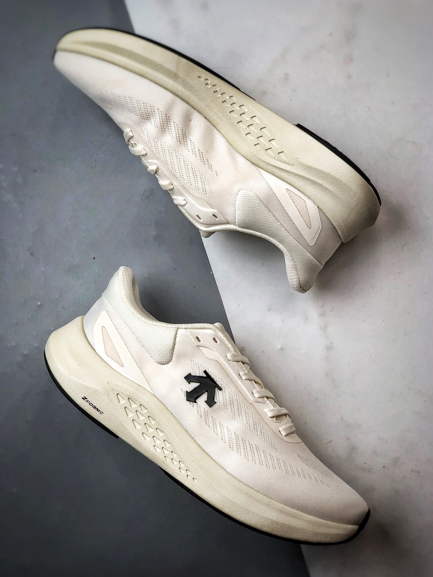 Descente迪桑特 Run Step 米白 轻量化网面舒适透气休闲运动跑步鞋