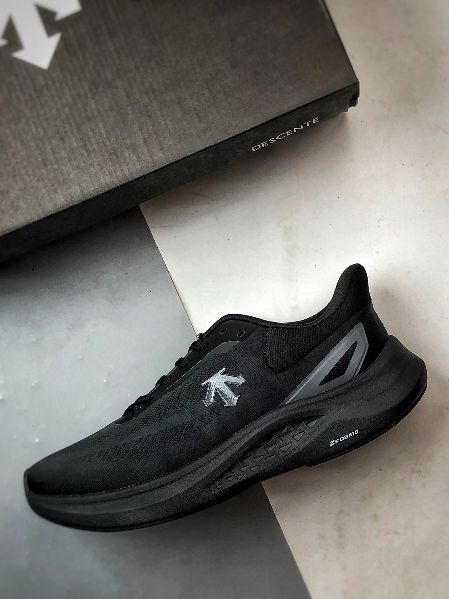 Descente迪桑特 Run Step 黑色 轻量化网面舒适透气休闲运动跑步鞋