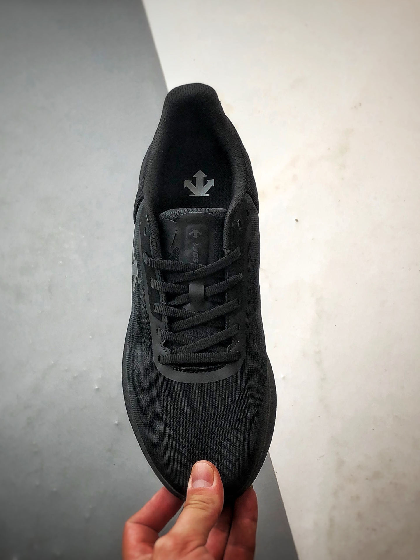 Descente迪桑特 Run Step 黑色 轻量化网面舒适透气休闲运动跑步鞋