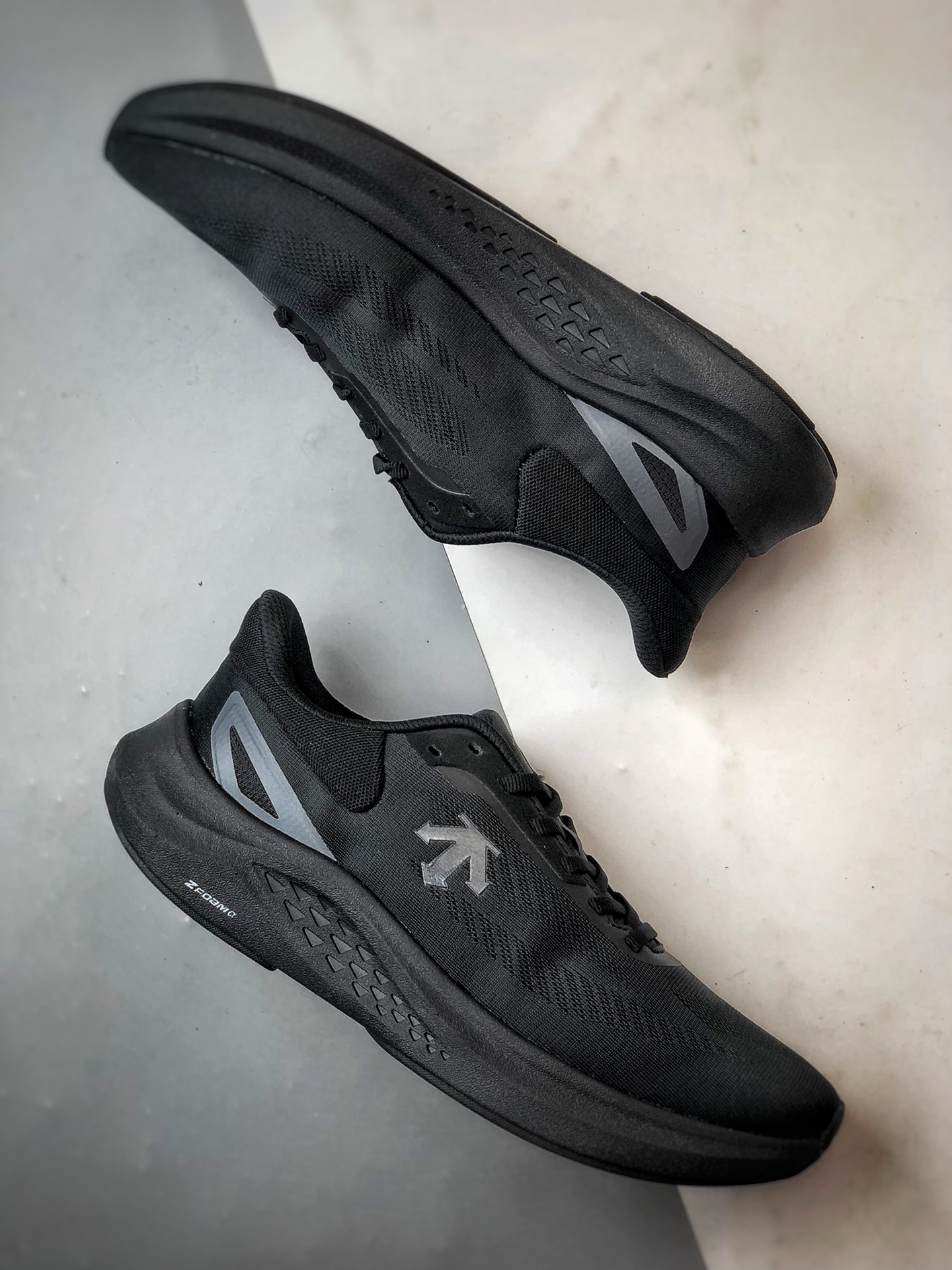 Descente迪桑特 Run Step 黑色 轻量化网面舒适透气休闲运动跑步鞋