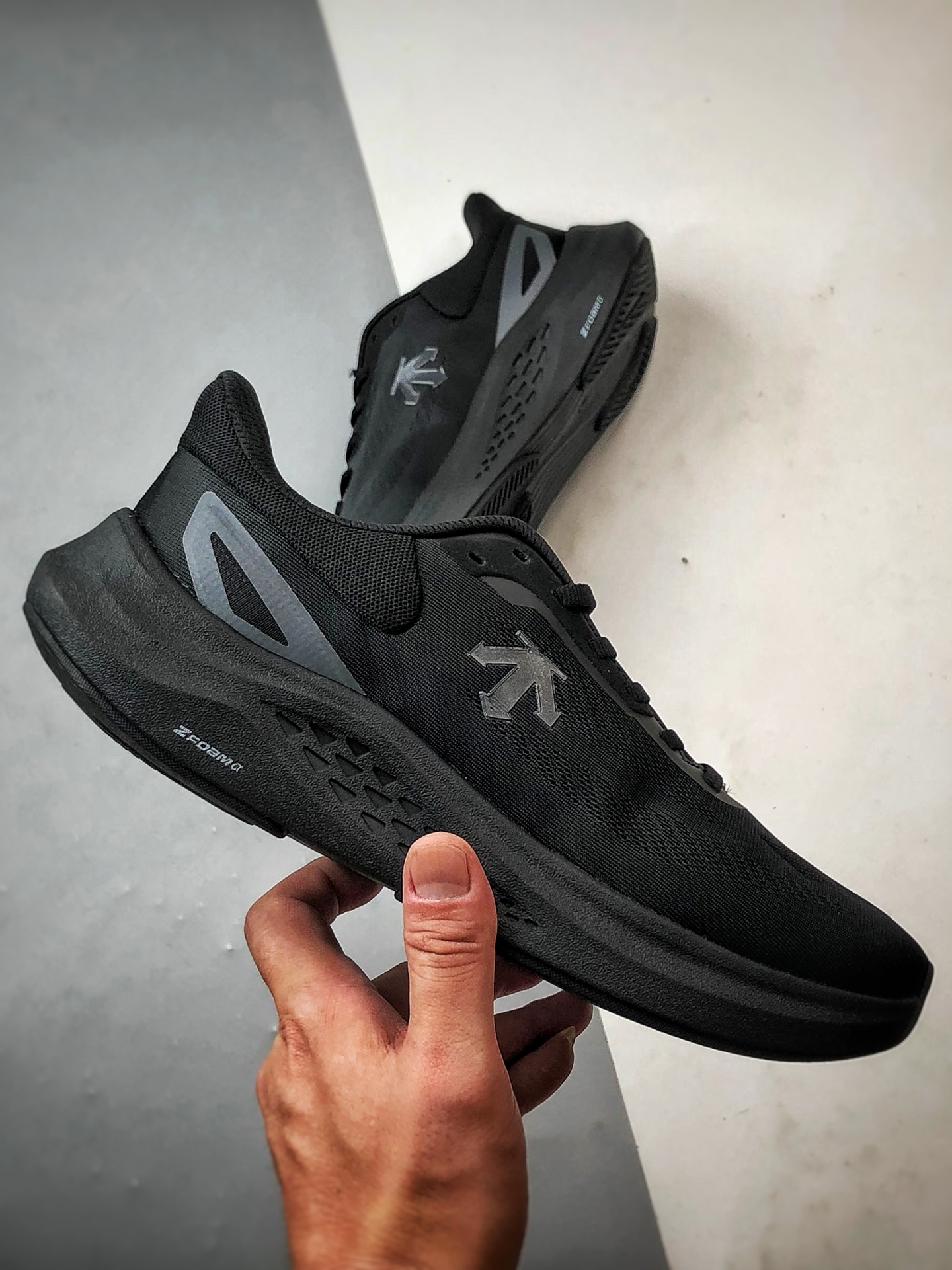 Descente迪桑特 Run Step 黑色 轻量化网面舒适透气休闲运动跑步鞋