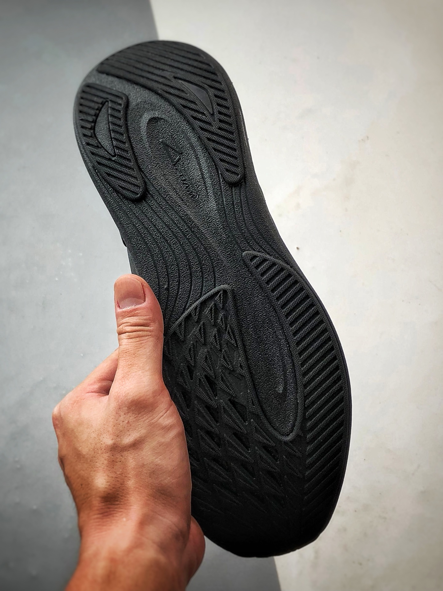 Descente迪桑特 Run Step 黑色 轻量化网面舒适透气休闲运动跑步鞋