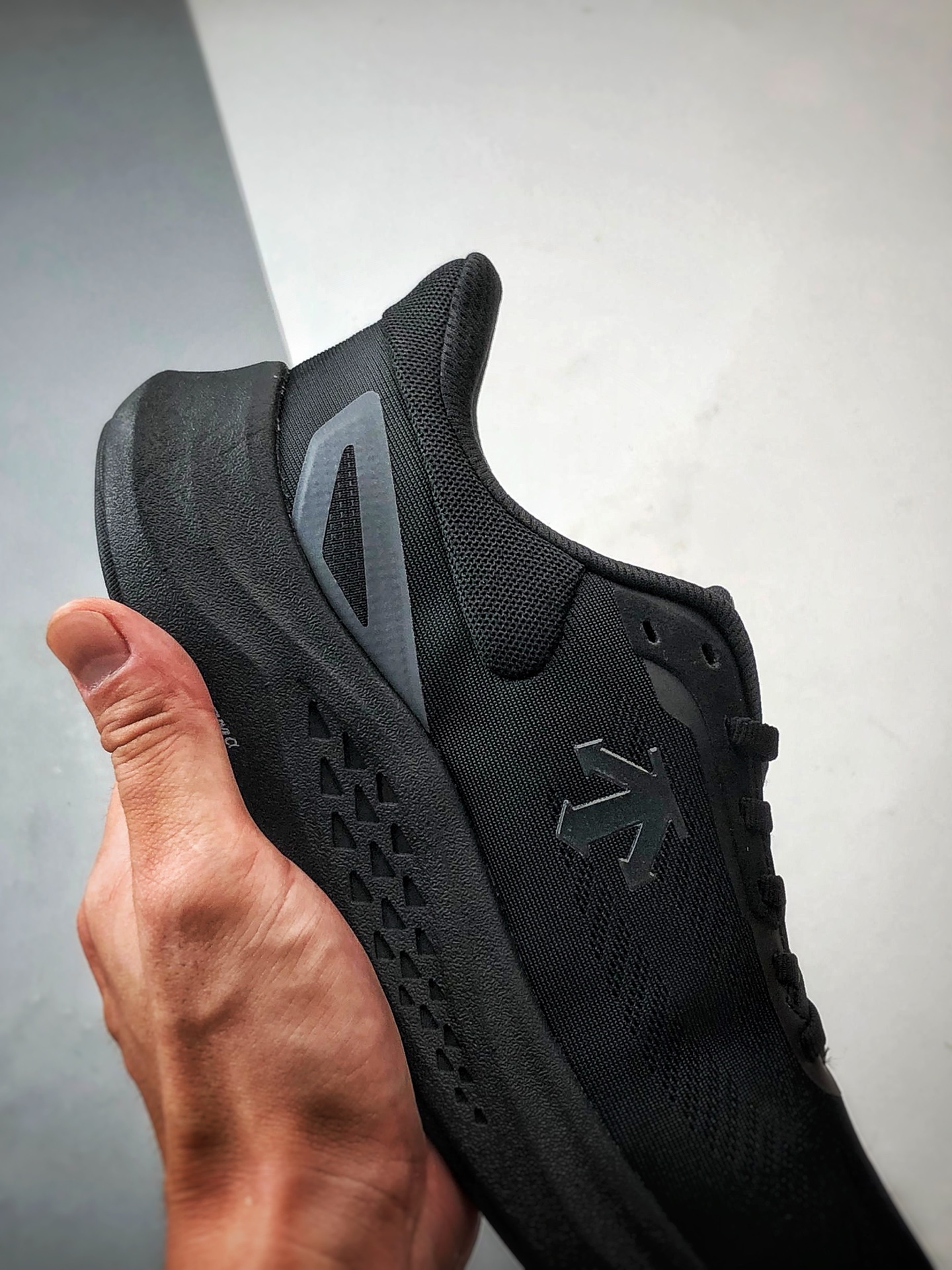 Descente迪桑特 Run Step 黑色 轻量化网面舒适透气休闲运动跑步鞋