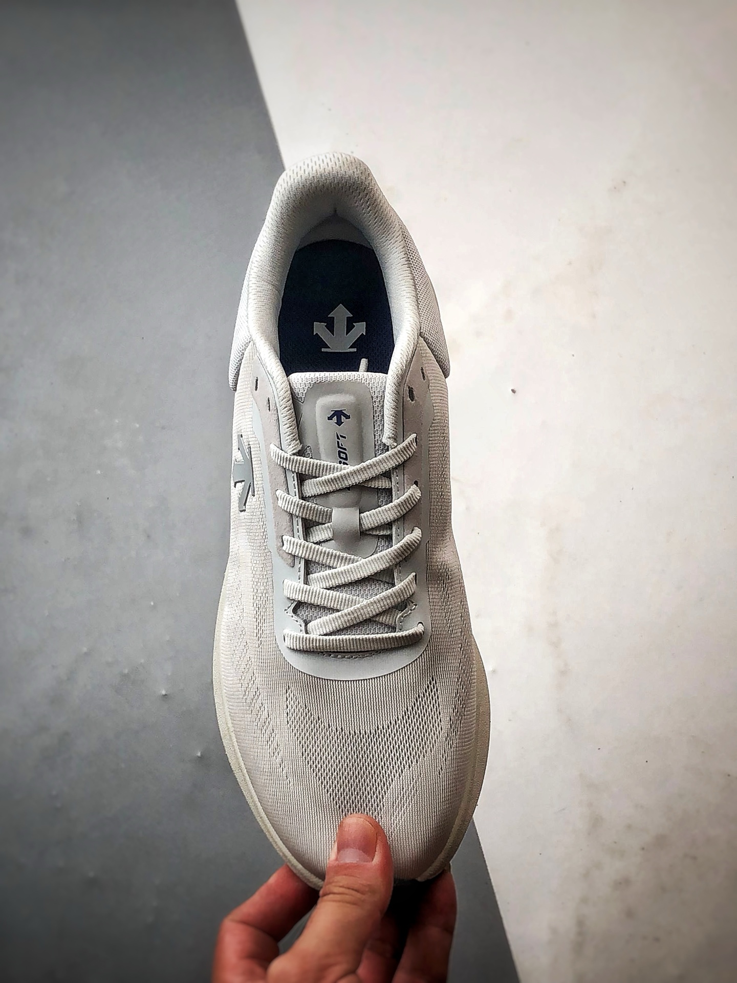 Descente迪桑特 Run Step 灰色 轻量化网面舒适透气休闲运动跑步鞋-莆田鞋,莆田鞋货源,高仿鞋,高仿鞋货源,安福档口,莆田高仿鞋,莆田鞋批发,高仿鞋批发,莆田高仿运动鞋,高仿运动鞋,莆田运动鞋 Descente迪桑特 Run Step 灰色 轻量化网面舒适透气休闲运动跑步鞋