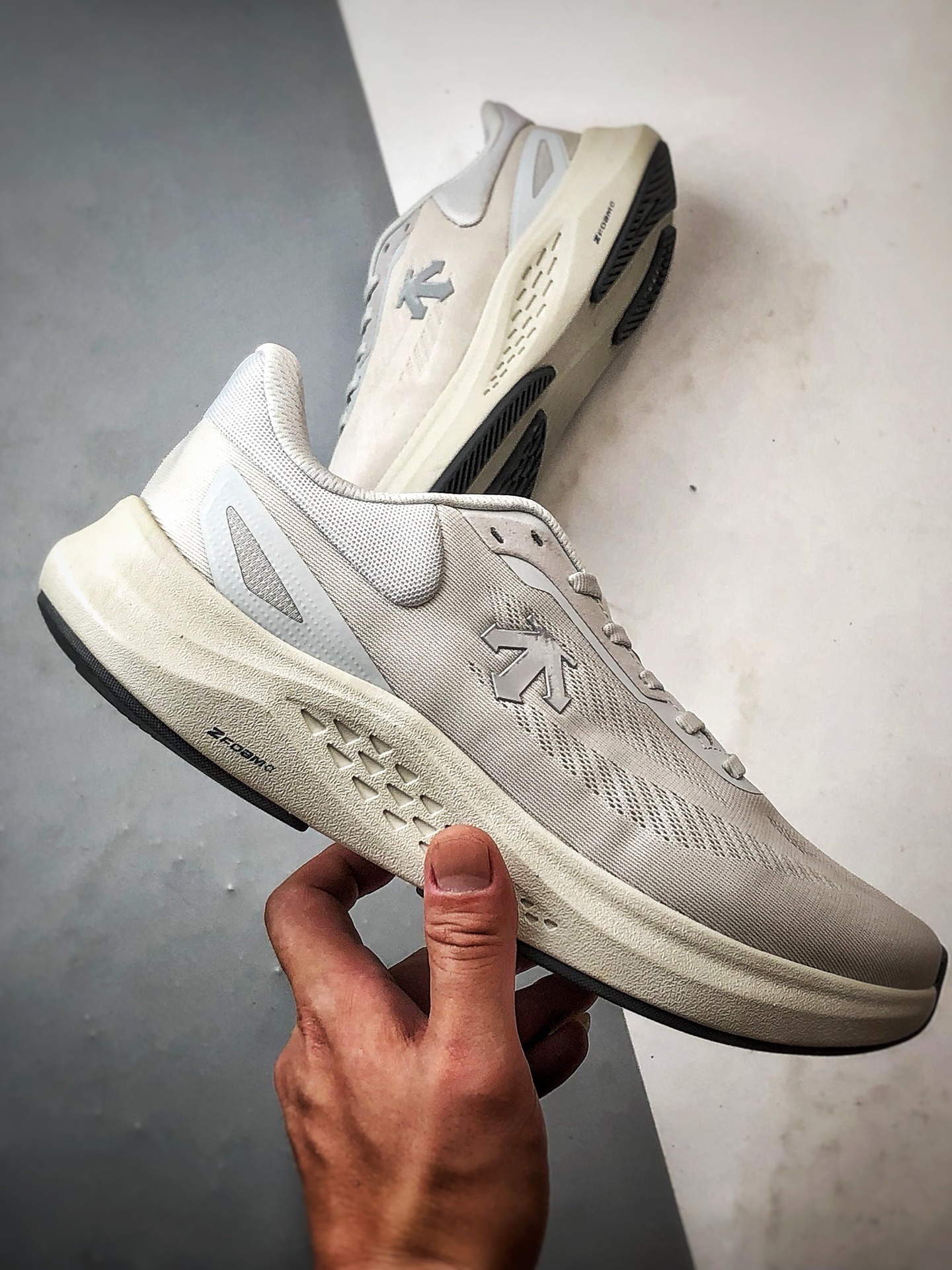 Descente迪桑特 Run Step 灰色 轻量化网面舒适透气休闲运动跑步鞋-莆田鞋,莆田鞋货源,高仿鞋,高仿鞋货源,安福档口,莆田高仿鞋,莆田鞋批发,高仿鞋批发,莆田高仿运动鞋,高仿运动鞋,莆田运动鞋 Descente迪桑特 Run Step 灰色 轻量化网面舒适透气休闲运动跑步鞋