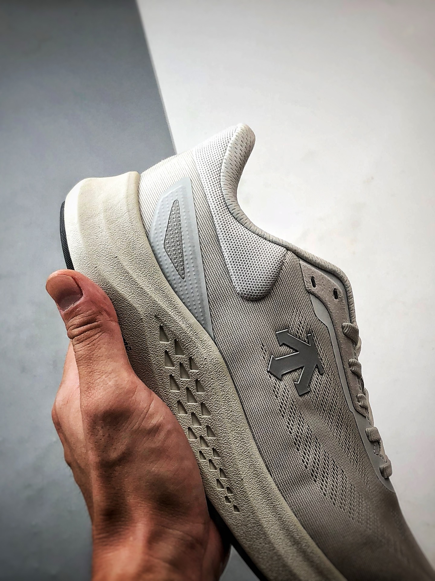 Descente迪桑特 Run Step 灰色 轻量化网面舒适透气休闲运动跑步鞋-莆田鞋,莆田鞋货源,高仿鞋,高仿鞋货源,安福档口,莆田高仿鞋,莆田鞋批发,高仿鞋批发,莆田高仿运动鞋,高仿运动鞋,莆田运动鞋 Descente迪桑特 Run Step 灰色 轻量化网面舒适透气休闲运动跑步鞋