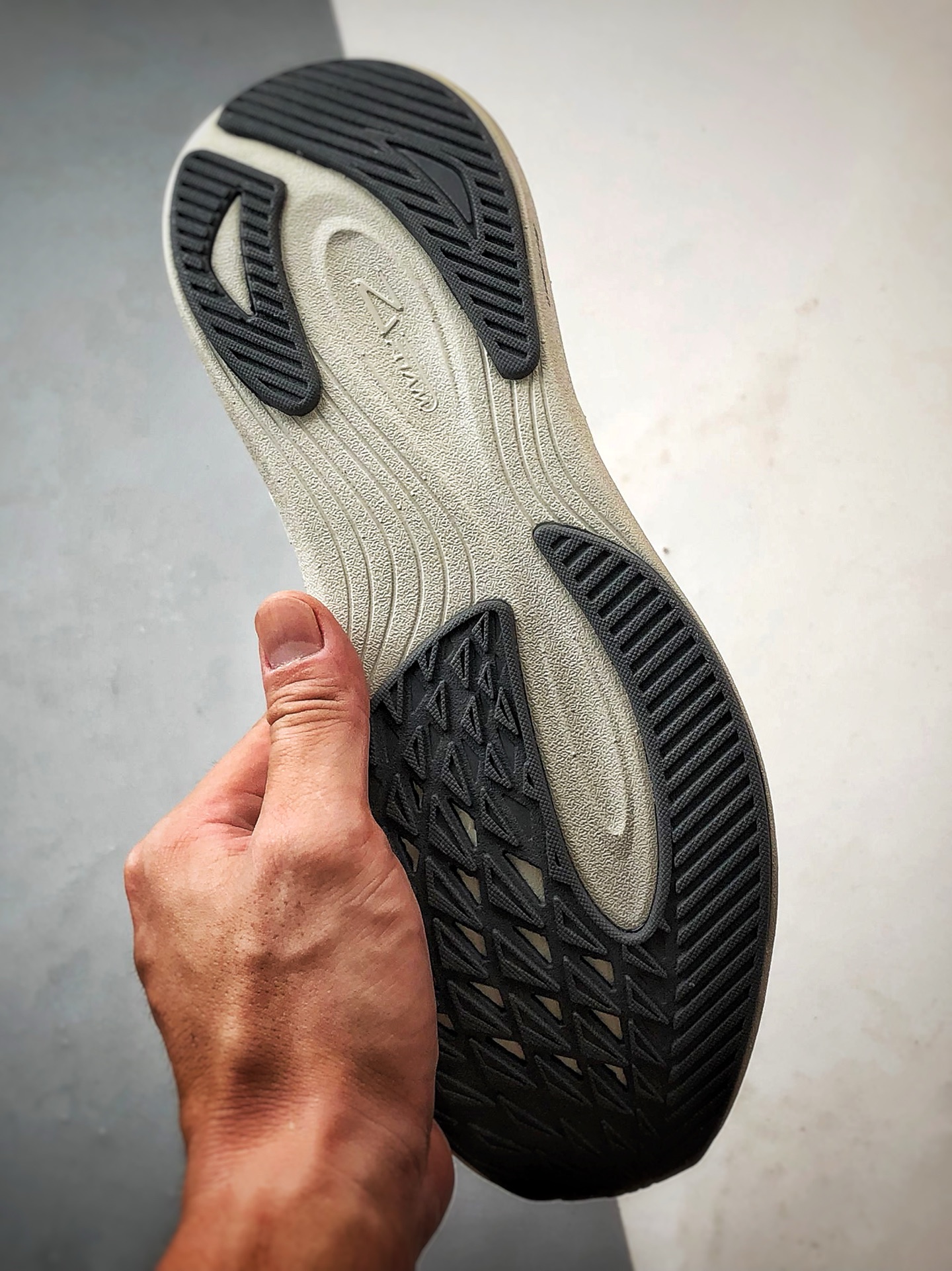 Descente迪桑特 Run Step 灰色 轻量化网面舒适透气休闲运动跑步鞋-莆田鞋,莆田鞋货源,高仿鞋,高仿鞋货源,安福档口,莆田高仿鞋,莆田鞋批发,高仿鞋批发,莆田高仿运动鞋,高仿运动鞋,莆田运动鞋 Descente迪桑特 Run Step 灰色 轻量化网面舒适透气休闲运动跑步鞋