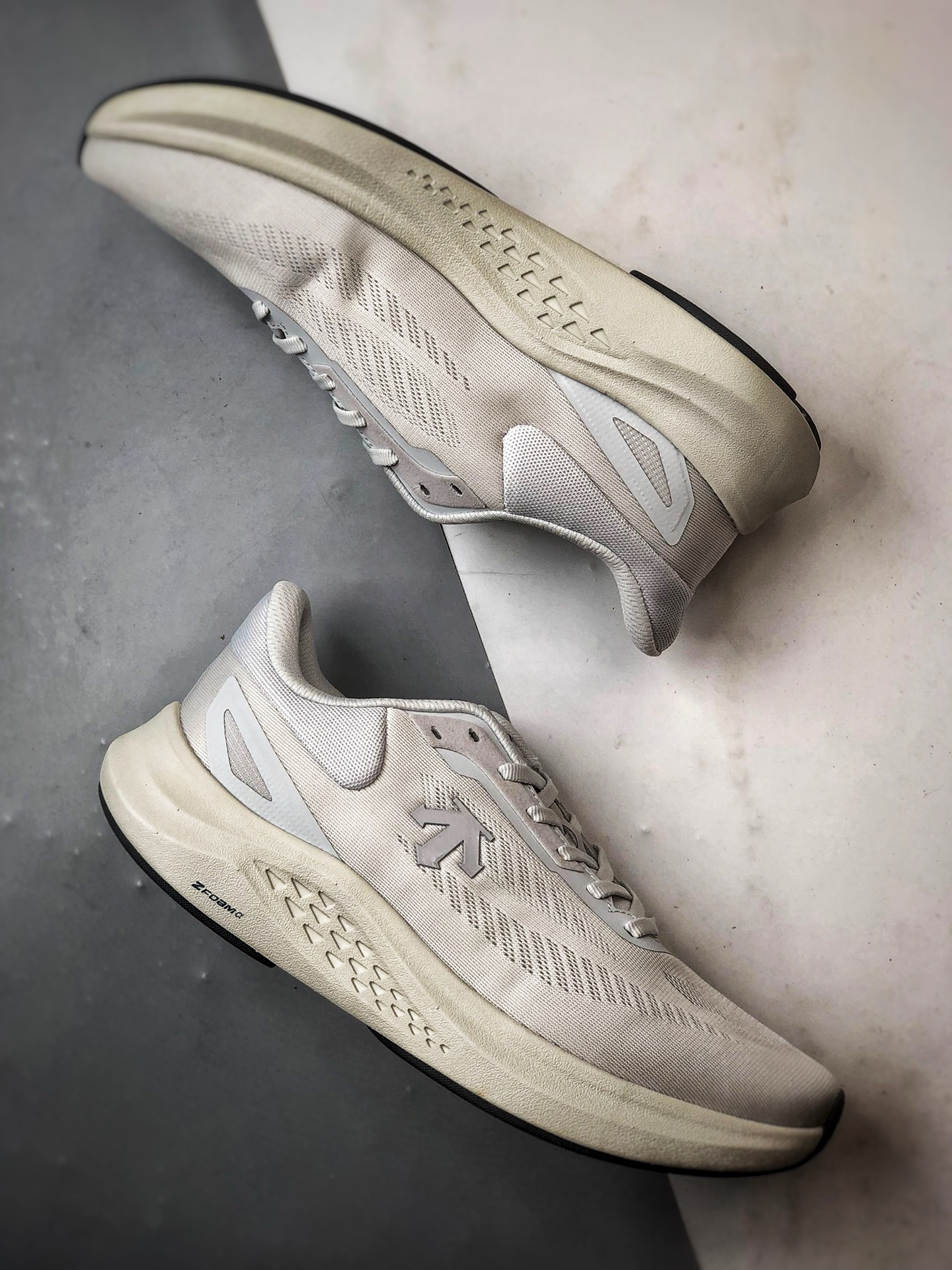 Descente迪桑特 Run Step 灰色 轻量化网面舒适透气休闲运动跑步鞋-莆田鞋,莆田鞋货源,高仿鞋,高仿鞋货源,安福档口,莆田高仿鞋,莆田鞋批发,高仿鞋批发,莆田高仿运动鞋,高仿运动鞋,莆田运动鞋 Descente迪桑特 Run Step 灰色 轻量化网面舒适透气休闲运动跑步鞋