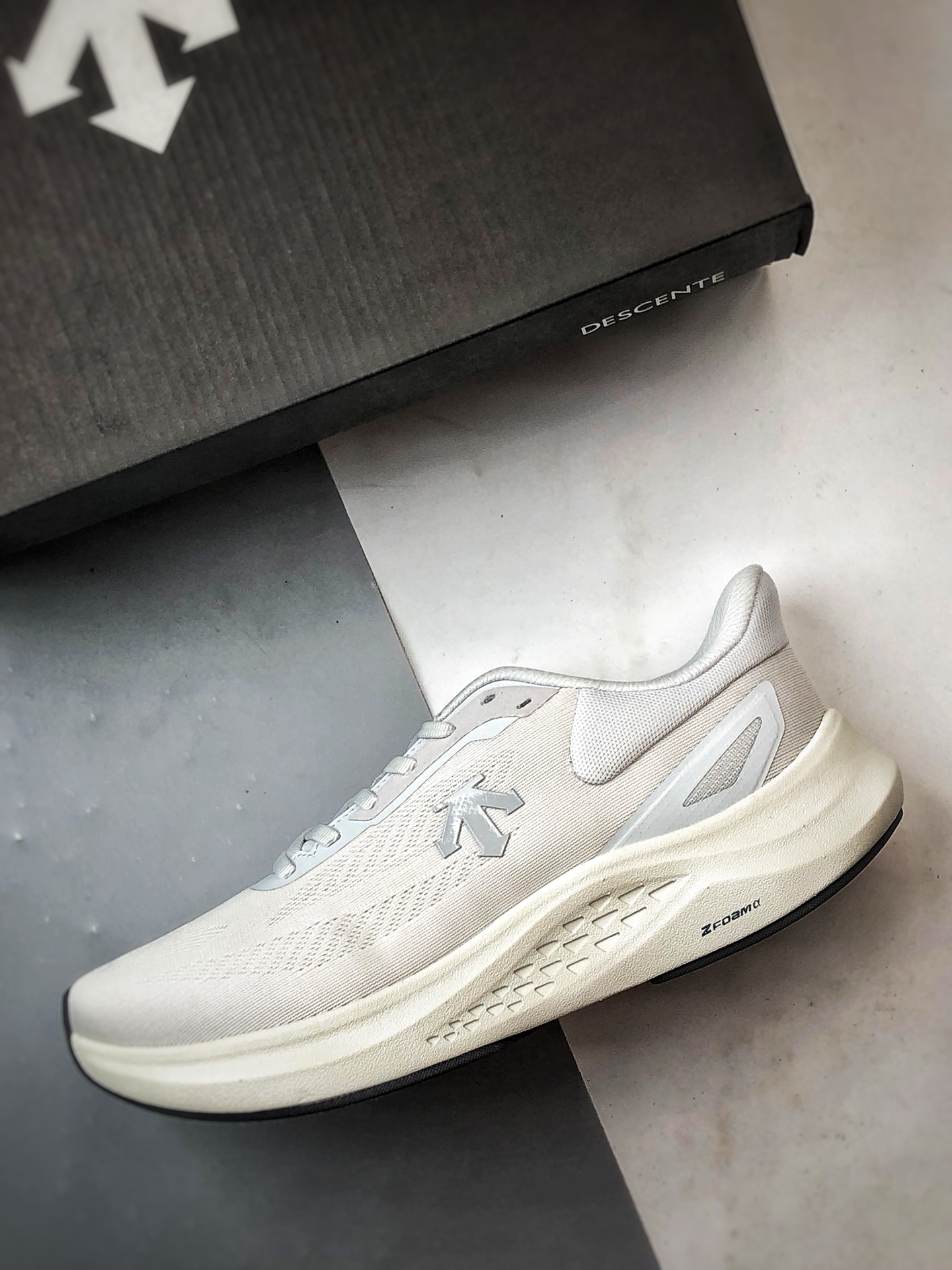 Descente迪桑特 Run Step 灰色 轻量化网面舒适透气休闲运动跑步鞋-莆田鞋,莆田鞋货源,高仿鞋,高仿鞋货源,安福档口,莆田高仿鞋,莆田鞋批发,高仿鞋批发,莆田高仿运动鞋,高仿运动鞋,莆田运动鞋 Descente迪桑特 Run Step 灰色 轻量化网面舒适透气休闲运动跑步鞋