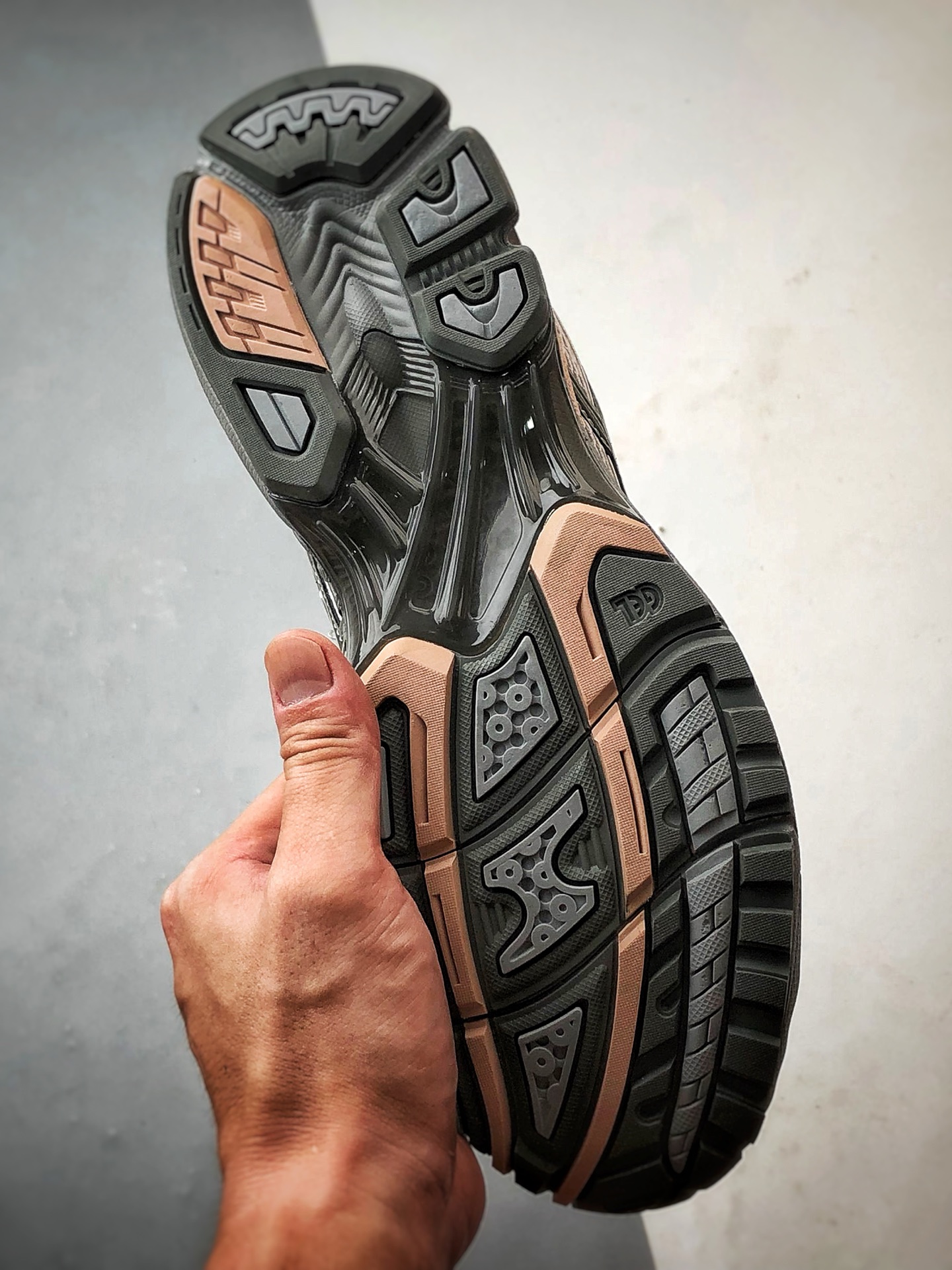 Asics Gel-Nimbus 10.1 银灰棕 亚瑟士复古先锋潮流拼接休闲跑步鞋 1203A543-250