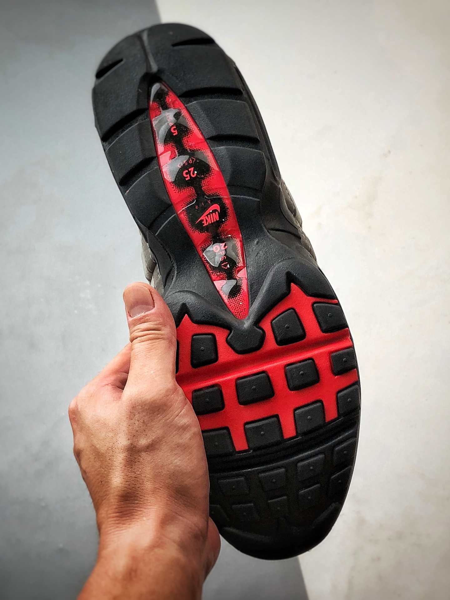 NK Air Max 95 黑灰红 外贸原单 织物气垫轻便低帮跑步鞋 AT2865-100-莆田鞋,莆田鞋货源,高仿鞋,高仿鞋货源,安福档口,莆田高仿鞋,莆田鞋批发,高仿鞋批发,莆田高仿运动鞋,高仿运动鞋,莆田运动鞋 NK Air Max 95 黑灰红 外贸原单 织物气垫轻便低帮跑步鞋 AT2865-100