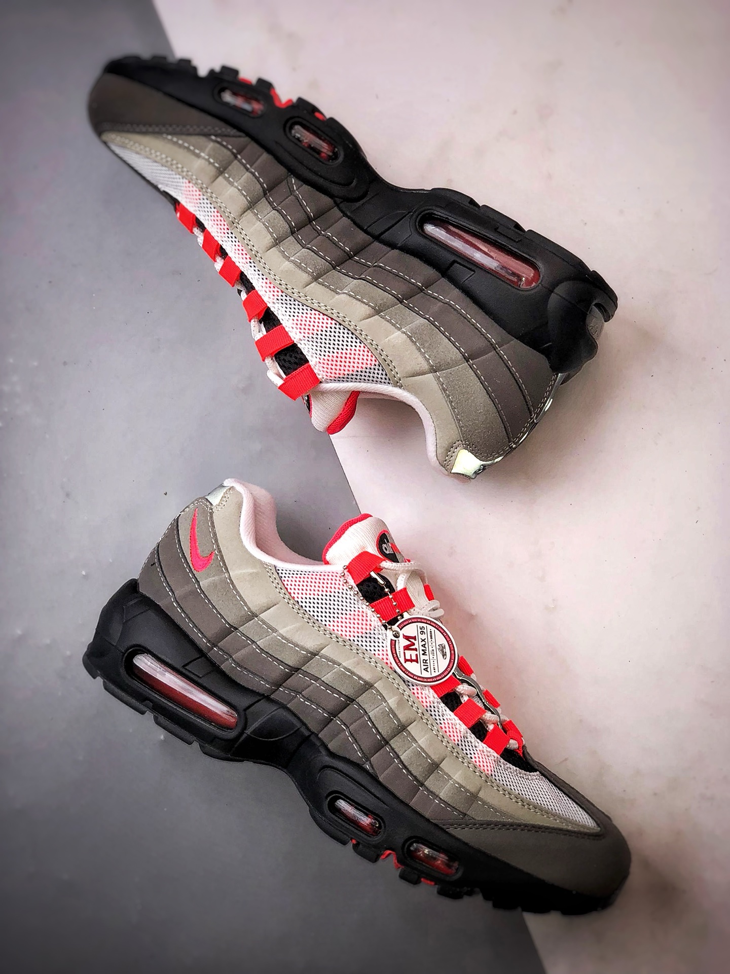 NK Air Max 95 黑灰红 外贸原单 织物气垫轻便低帮跑步鞋 AT2865-100-莆田鞋,莆田鞋货源,高仿鞋,高仿鞋货源,安福档口,莆田高仿鞋,莆田鞋批发,高仿鞋批发,莆田高仿运动鞋,高仿运动鞋,莆田运动鞋 NK Air Max 95 黑灰红 外贸原单 织物气垫轻便低帮跑步鞋 AT2865-100