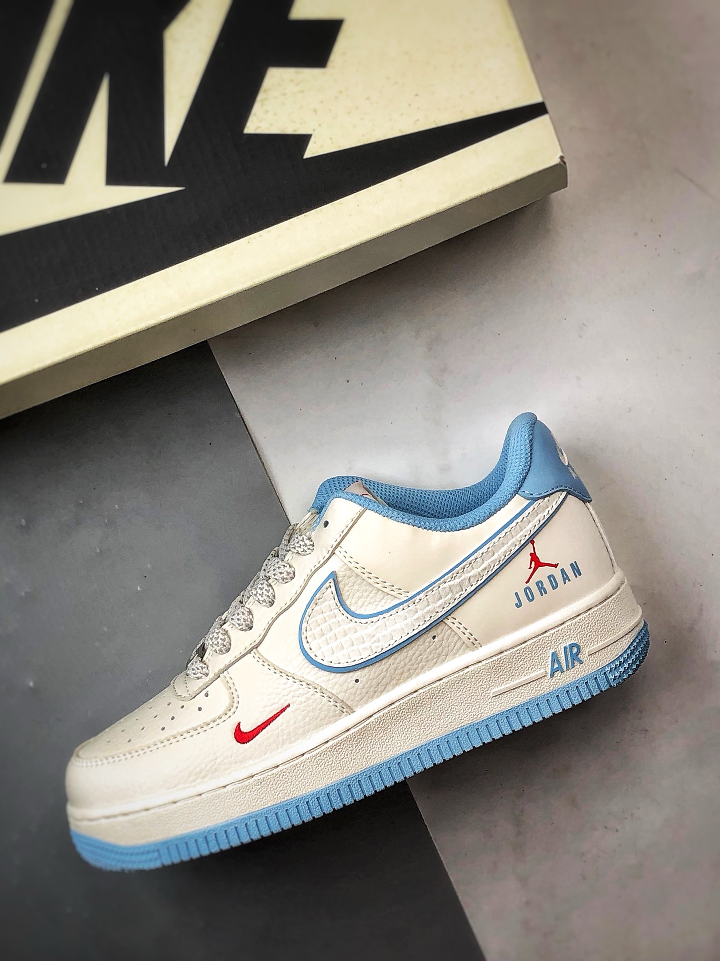 Air Force 1 Low 飞人米白蓝 CS5288-029-莆田鞋,莆田鞋货源,高仿鞋,高仿鞋货源,安福档口,莆田高仿鞋,莆田鞋批发,高仿鞋批发,莆田高仿运动鞋,高仿运动鞋,莆田运动鞋 Air Force 1 Low 飞人米白蓝 CS5288-029