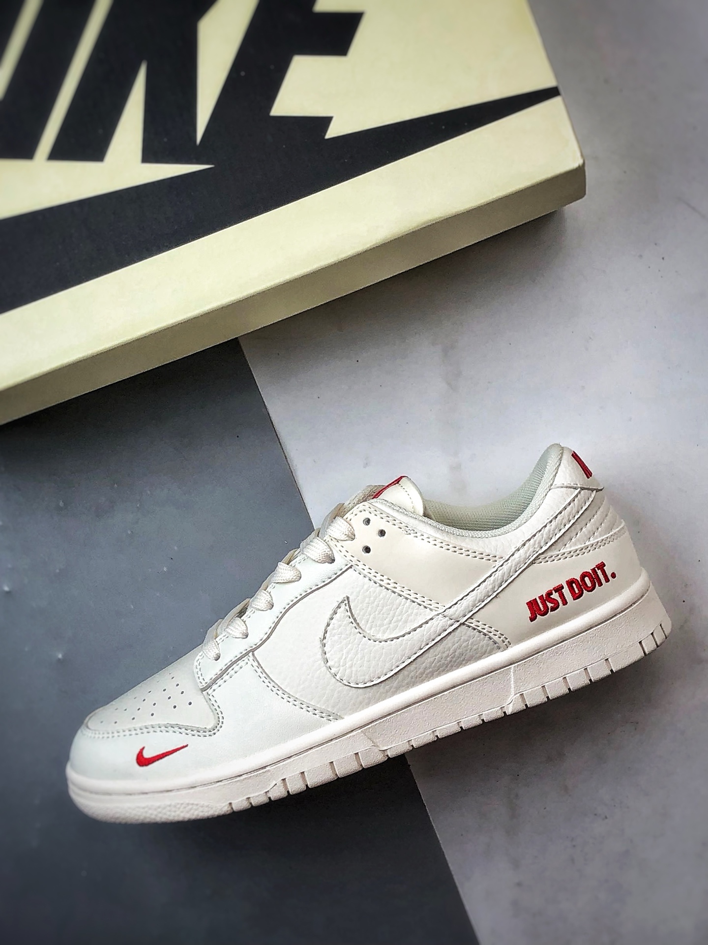 NK Dunk Low Retro ”DIY高端定制” 标语白红小钩 低帮休闲运动板鞋 CS1688-113-莆田鞋,莆田鞋货源,高仿鞋,高仿鞋货源,安福档口,莆田高仿鞋,莆田鞋批发,高仿鞋批发,莆田高仿运动鞋,高仿运动鞋,莆田运动鞋 NK Dunk Low Retro ”DIY高端定制” 标语白红小钩 低帮休闲运动板鞋 CS1688-113