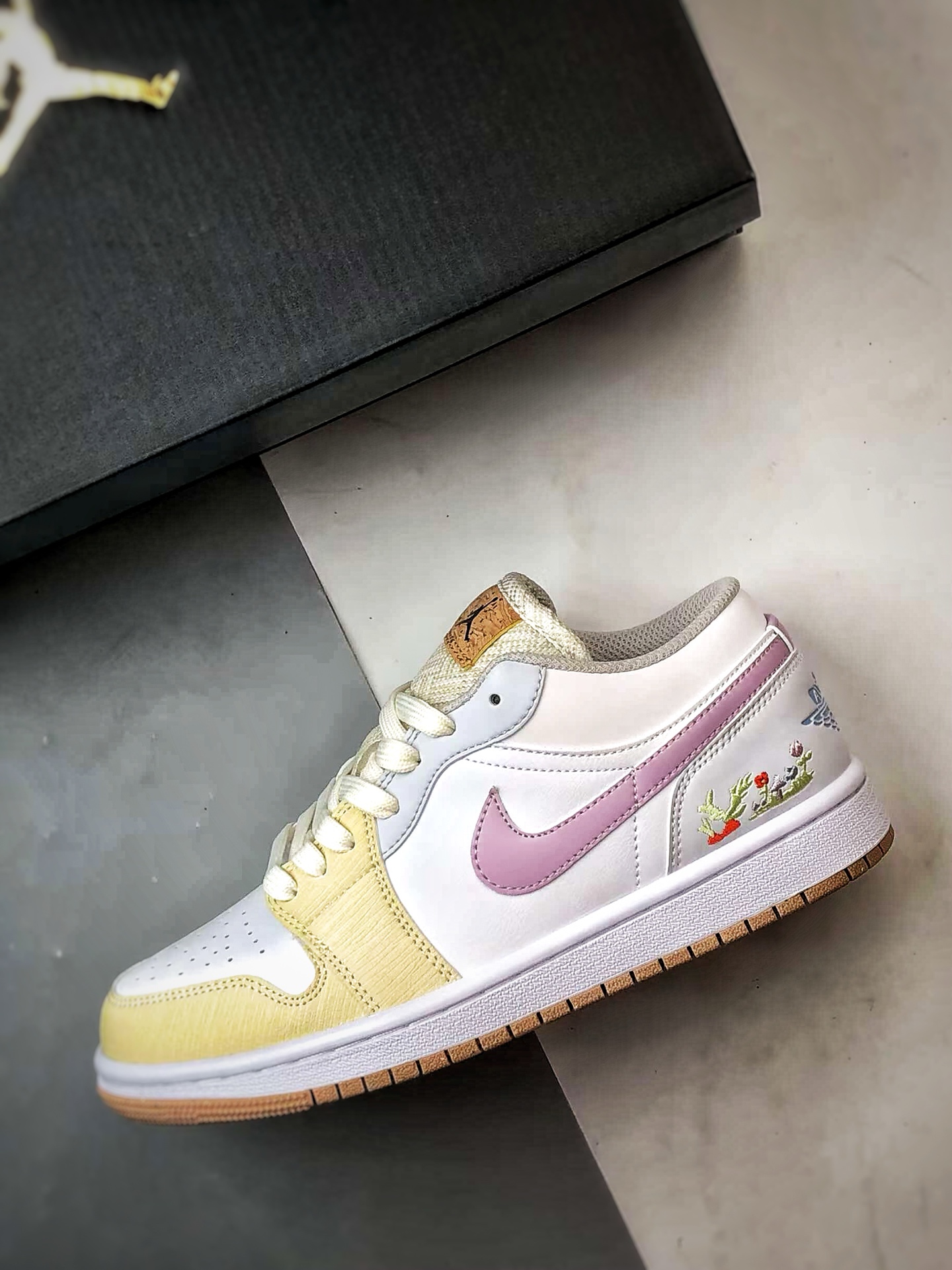 定制球鞋 Air Jordan 1 Low 猫小白 白黄粉 IB8861-151-莆田鞋,莆田鞋货源,高仿鞋,高仿鞋货源,安福档口,莆田高仿鞋,莆田鞋批发,高仿鞋批发,莆田高仿运动鞋,高仿运动鞋,莆田运动鞋 定制球鞋 Air Jordan 1 Low 猫小白 白黄粉 IB8861-151