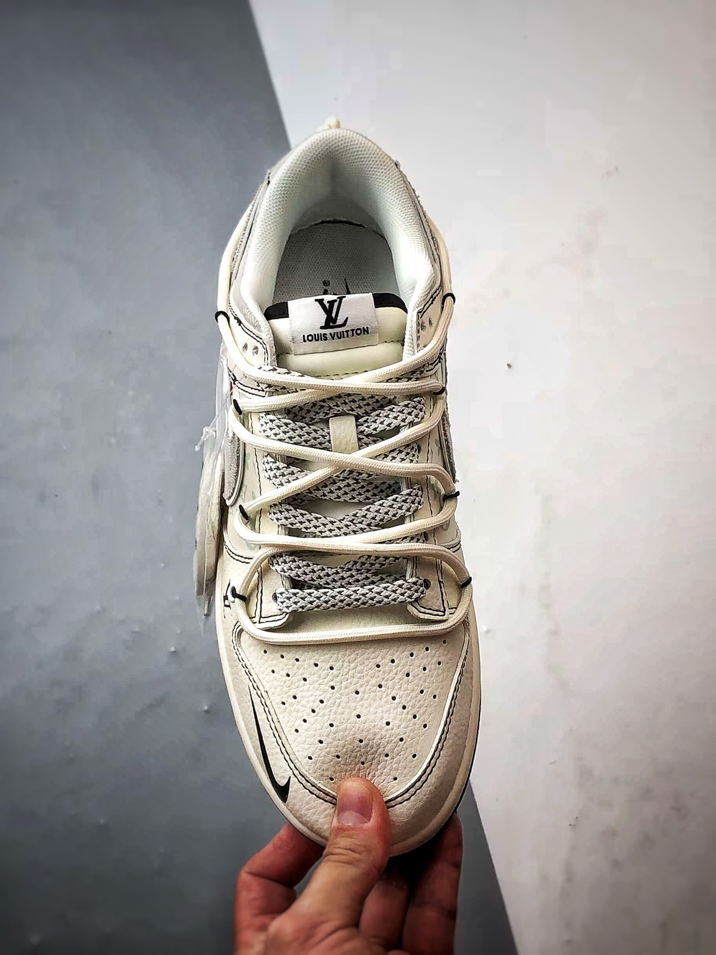 Air Jordan 1 Low OG ”高端定制” LV米白牛仔灰钩解构 YX5066-379-莆田鞋,莆田鞋货源,高仿鞋,高仿鞋货源,安福档口,莆田高仿鞋,莆田鞋批发,高仿鞋批发,莆田高仿运动鞋,高仿运动鞋,莆田运动鞋 Air Jordan 1 Low OG ”高端定制” LV米白牛仔灰钩解构 YX5066-379