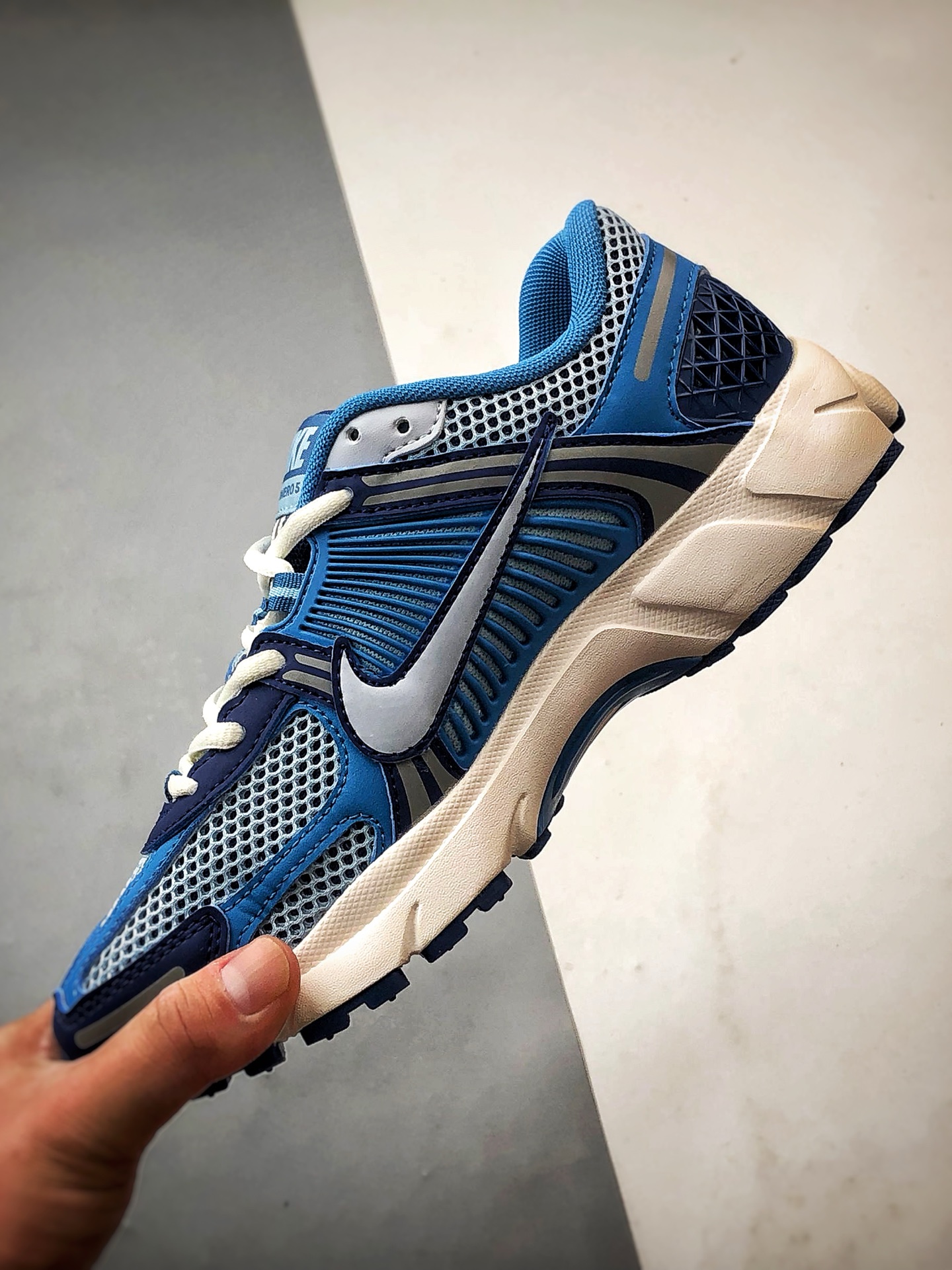 NK Air Zoom Vomero 5 白蓝 登月5代回弹缓震跑步鞋 FB9149-400-莆田鞋,莆田鞋货源,高仿鞋,高仿鞋货源,安福档口,莆田高仿鞋,莆田鞋批发,高仿鞋批发,莆田高仿运动鞋,高仿运动鞋,莆田运动鞋 NK Air Zoom Vomero 5 白蓝 登月5代回弹缓震跑步鞋 FB9149-400