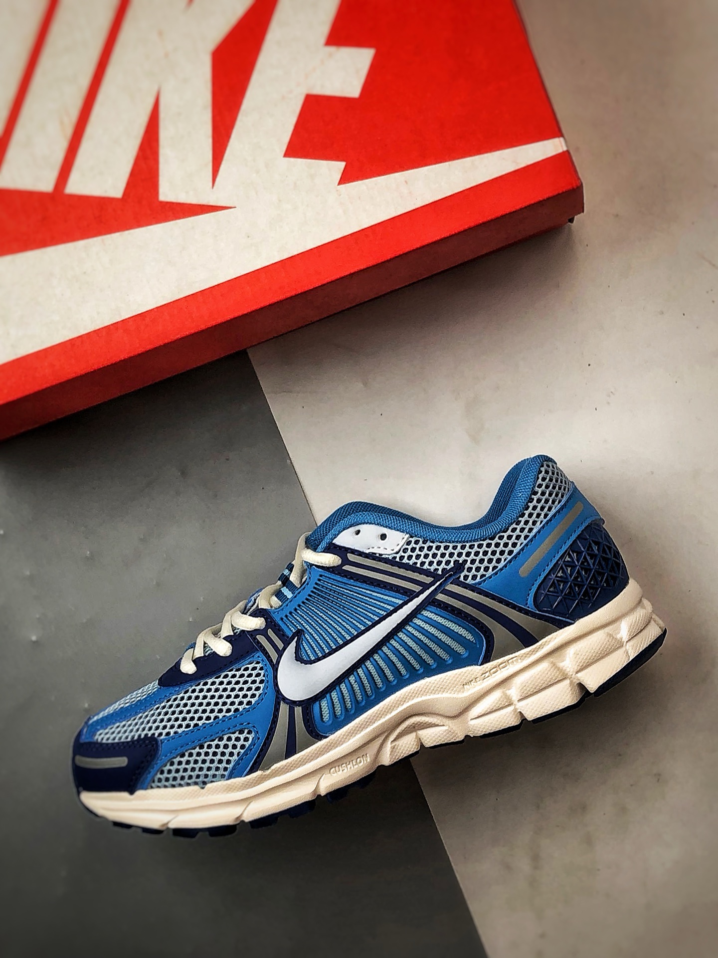 NK Air Zoom Vomero 5 白蓝 登月5代回弹缓震跑步鞋 FB9149-400-莆田鞋,莆田鞋货源,高仿鞋,高仿鞋货源,安福档口,莆田高仿鞋,莆田鞋批发,高仿鞋批发,莆田高仿运动鞋,高仿运动鞋,莆田运动鞋 NK Air Zoom Vomero 5 白蓝 登月5代回弹缓震跑步鞋 FB9149-400