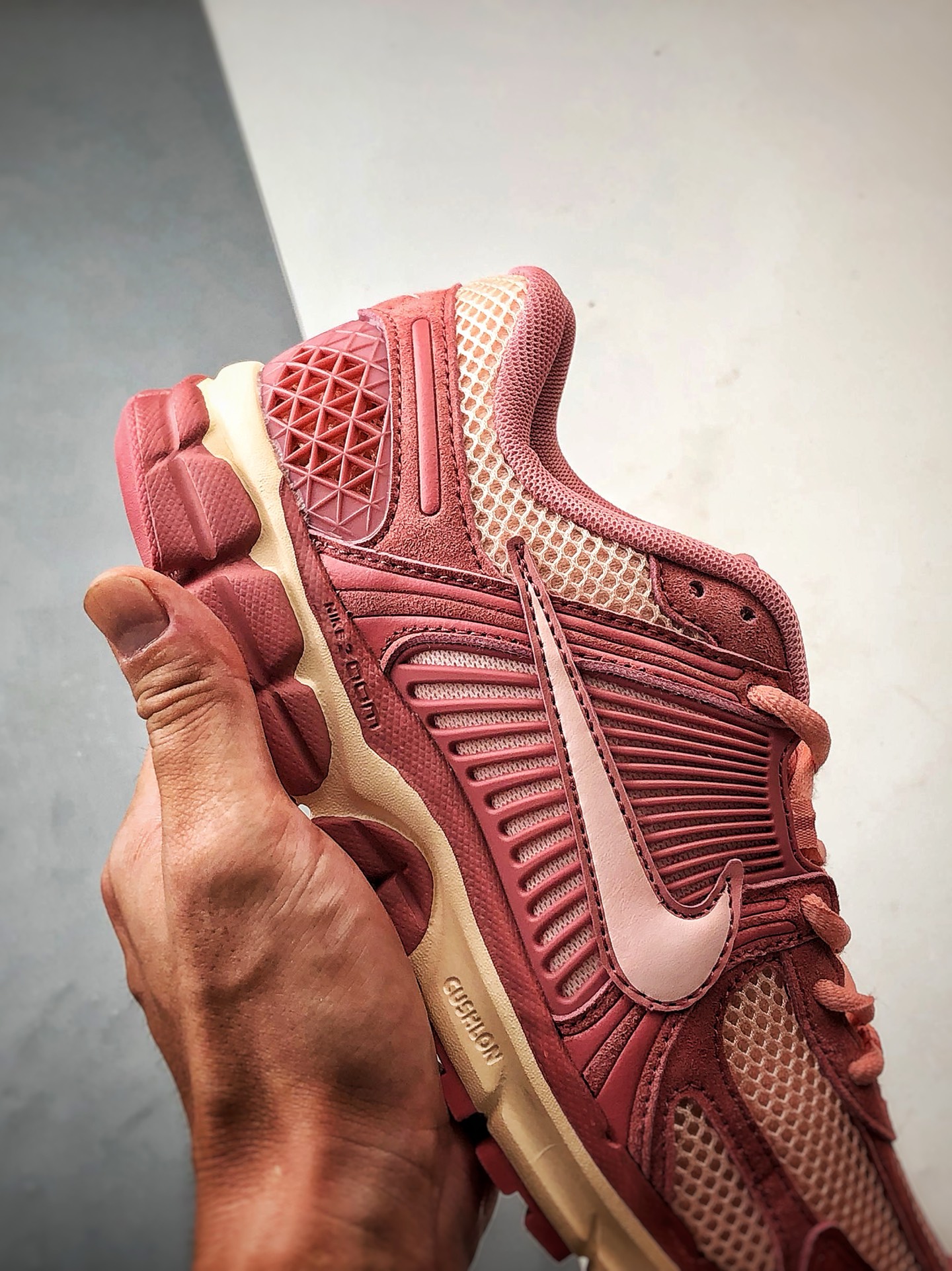 NK Air Zoom Vomero 5 粉色 登月5代回弹缓震跑步鞋 HF1553-600