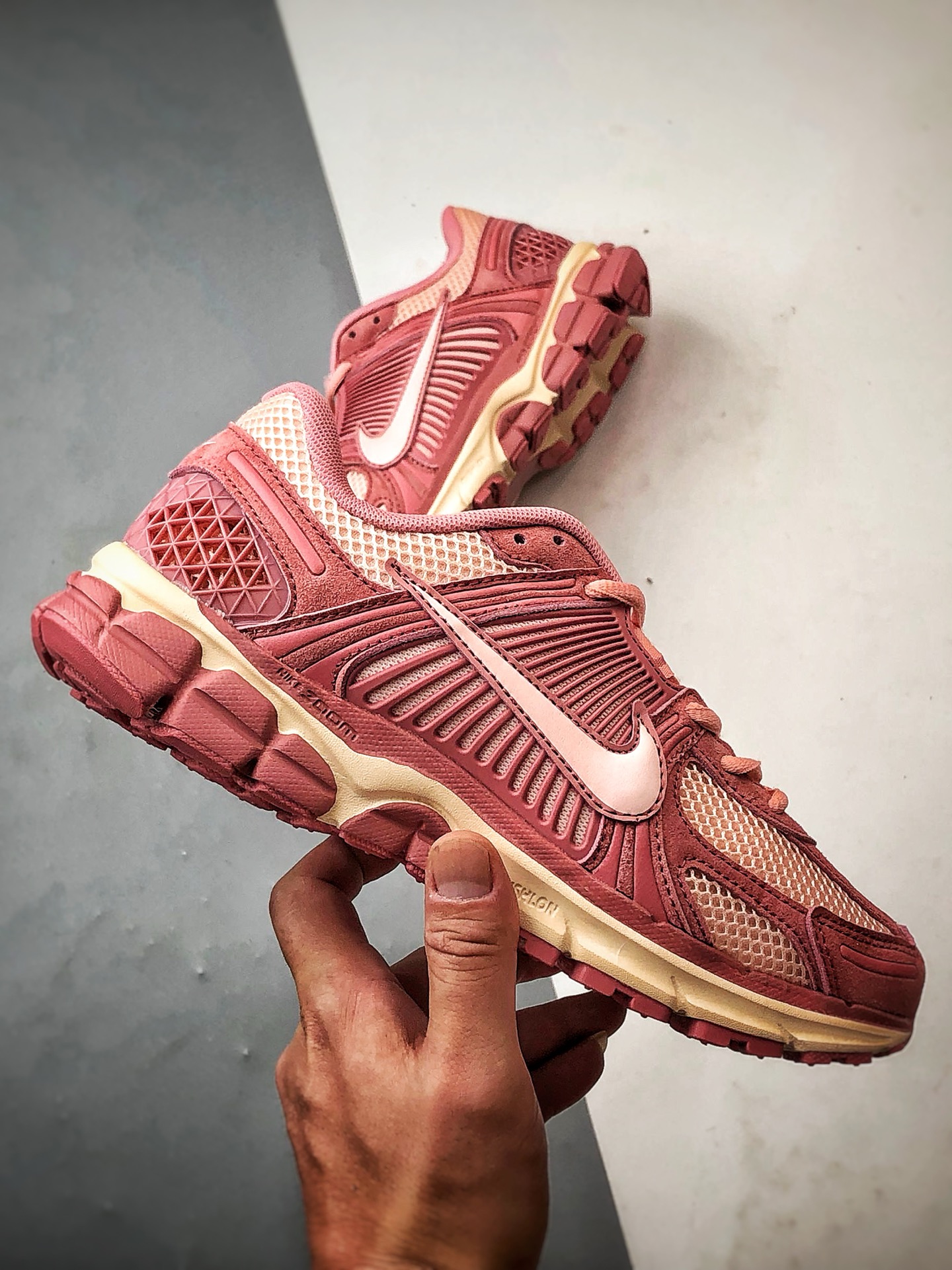 NK Air Zoom Vomero 5 粉色 登月5代回弹缓震跑步鞋 HF1553-600