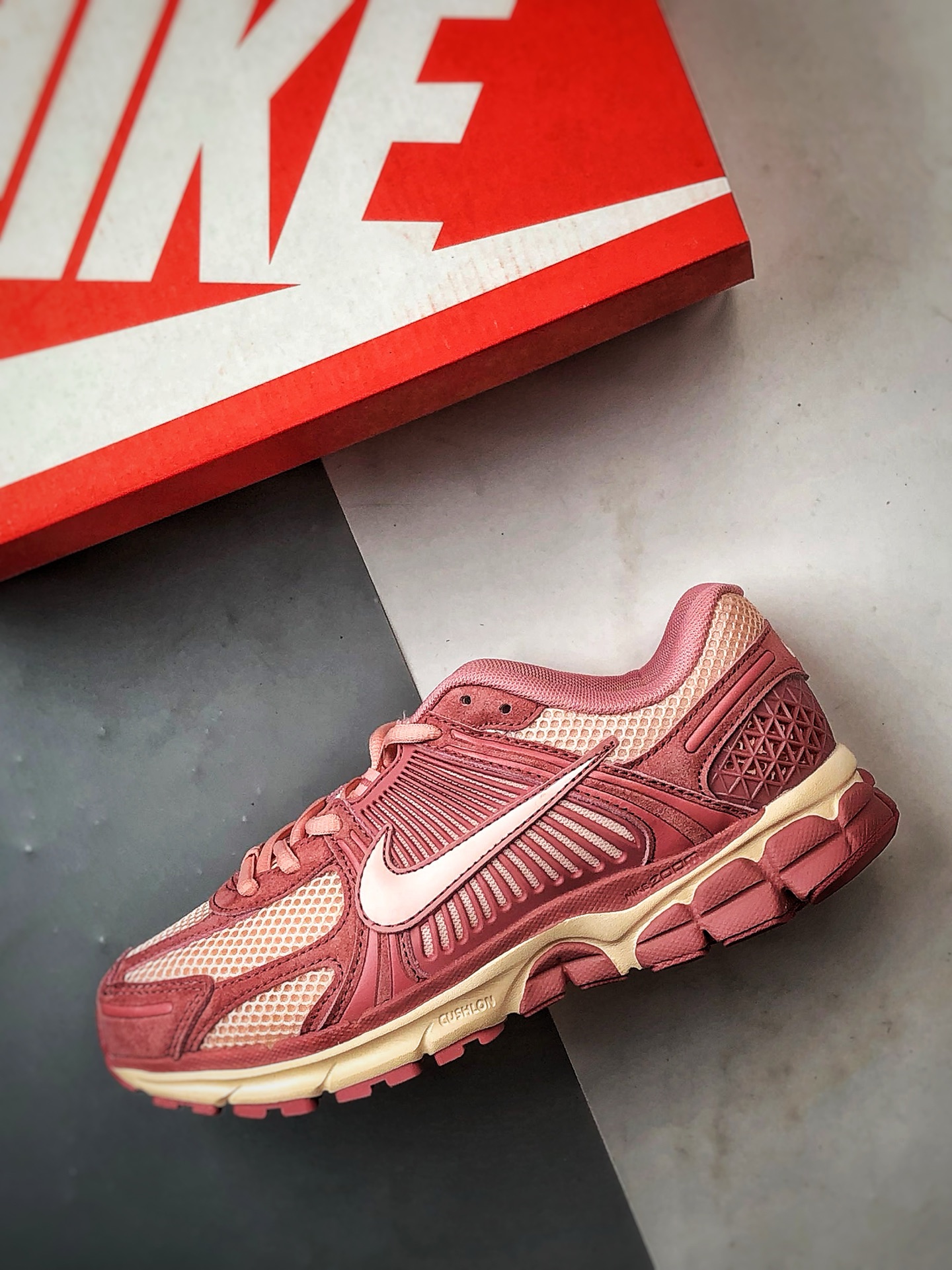 NK Air Zoom Vomero 5 粉色 登月5代回弹缓震跑步鞋 HF1553-600