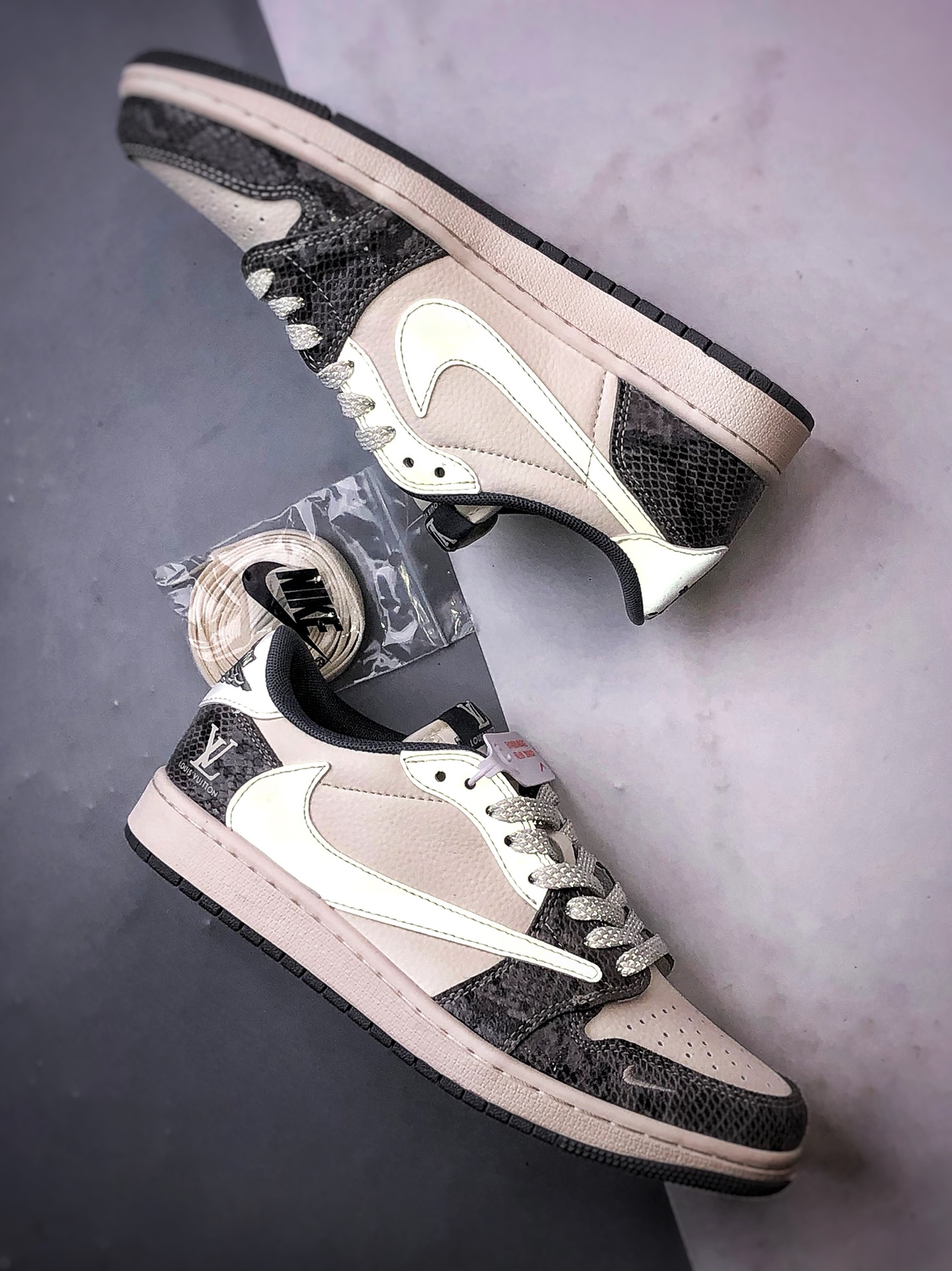 Air Jordan 1 Low OG ”高端定制” LV灰白蛇纹倒钩 XS7089-619-莆田鞋,莆田鞋货源,高仿鞋,高仿鞋货源,安福档口,莆田高仿鞋,莆田鞋批发,高仿鞋批发,莆田高仿运动鞋,高仿运动鞋,莆田运动鞋 Air Jordan 1 Low OG ”高端定制” LV灰白蛇纹倒钩 XS7089-619